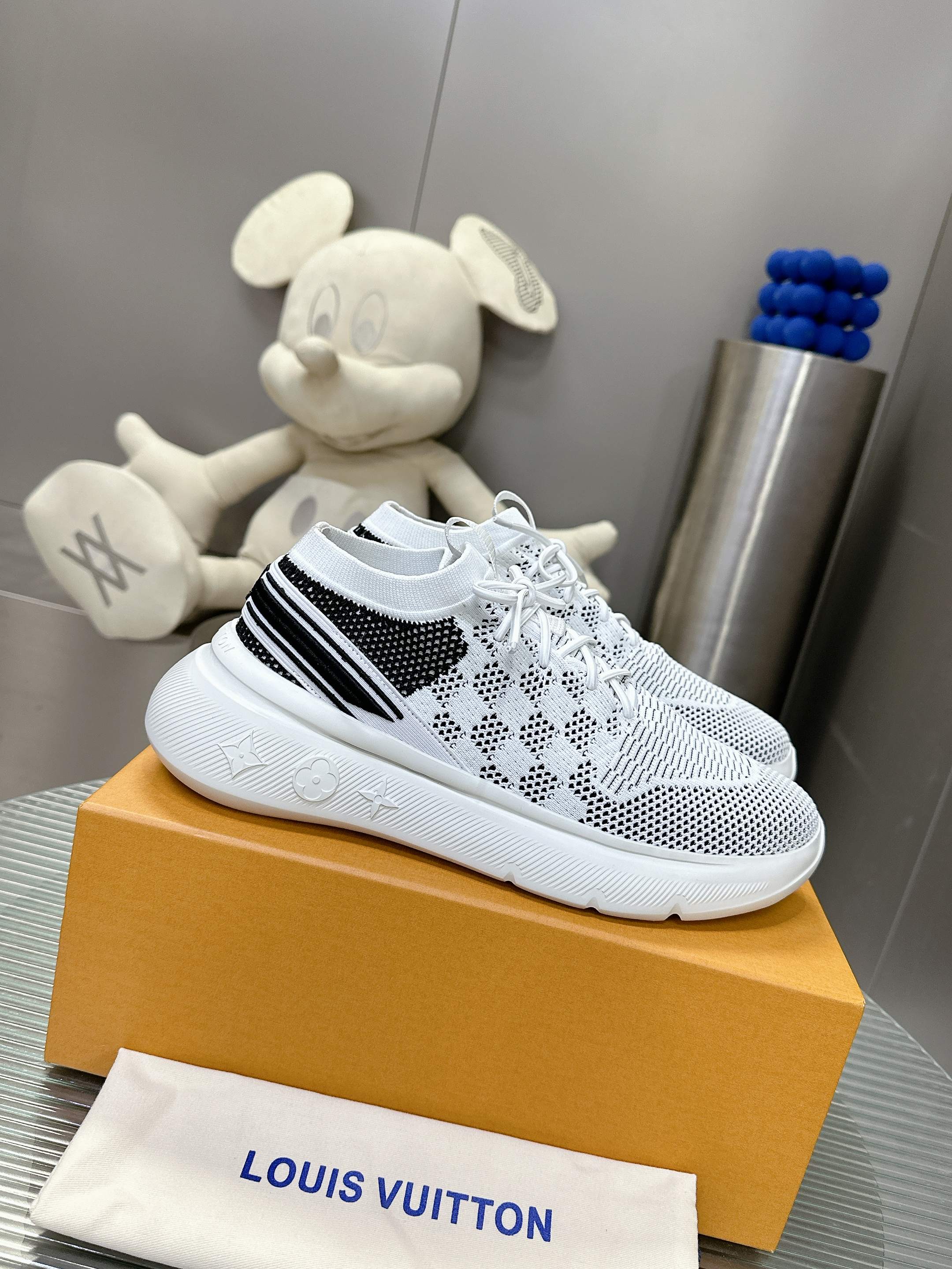 NO:238837,Louis Vuitton 2025 new casual sports shoes The complex flying weaving technology on the upper is now available, with shape embossed splicing original pattern, original raw materials, fabrics, and original flying weaving!  Customized from the original version of Nei Li!  1:1 large bottom mold opening!  Foamed outsole!  Size 39-45 (45 customized), casual shoes/sports shoes, louis vuitton, sneakers19860909Louis Vuitton 2025新款 休闲运动鞋 鞋面复杂飞织工艺现已火爆登场,形状压花拼接原图案,原版原材料,面料,原版飞织！内里原版订制！1:1大底开模！发泡大底！ 码数39-45（45订做）,休闲鞋/运动鞋,louis vuitton,sneakers,Women's Shoes