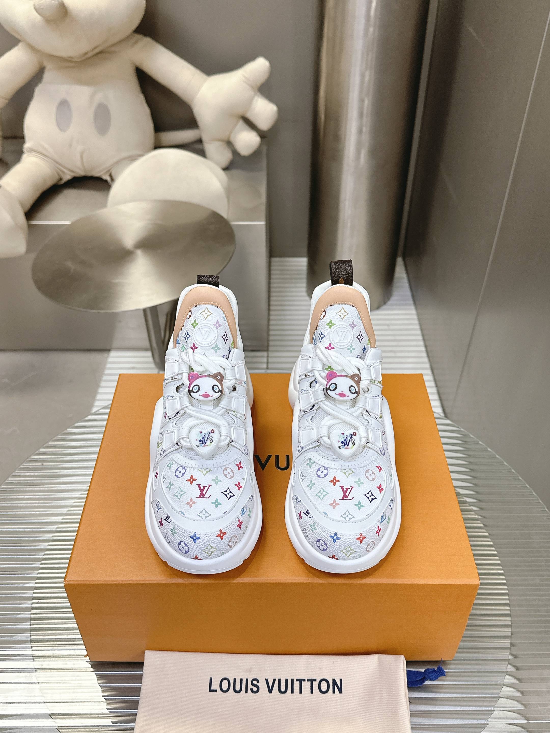 NO:231375,Printed style!  Louis Vuiton 24/New Chinese Valentine Limited LV Archlight series arch bridge-bottomed dad shoes casual thick-soled lace-up sneakers, the visual effect is very cool, everyone is sucked and not confused by looking at it #Wear it and become long legs immediately, size 35-40, dad shoes, louis vuitton, louis vuitton, louis vuitton, louis vuitton, louis vuitton, sneakers19860909印花款！Louis Vuiton·路易威登24/新款七夕限定 LV Archlight系列拱桥底老爹鞋休闲厚底系带运动鞋,视觉效果很凉爽,一个个都奶呼呼谁看了不迷糊#穿上立马变成大长腿,码数35-40,老爹鞋,louis vuitton,louis vuitton,louis vuitton,sneakers,Women's Shoes