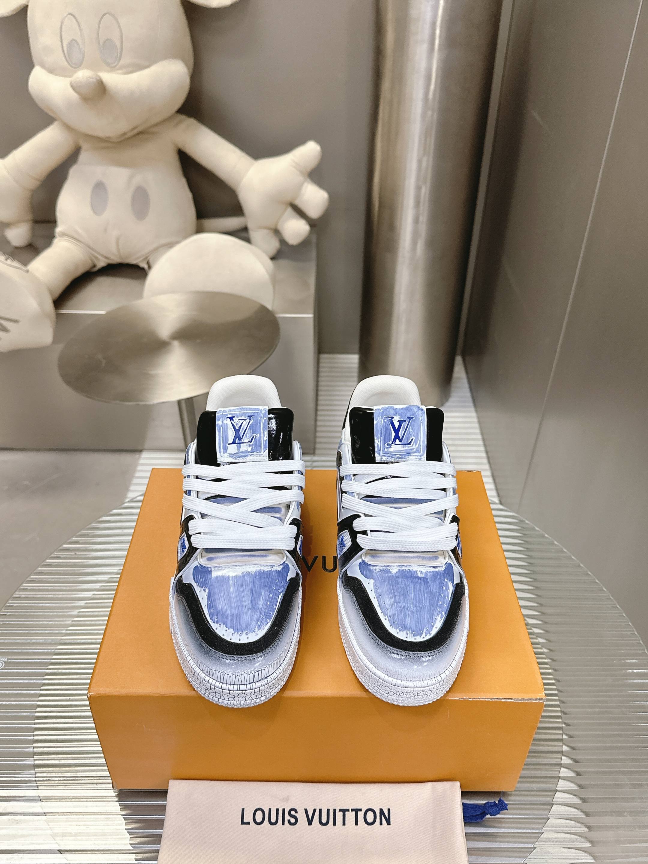 NO:231373,Couple model [Ice Cracked] Purchase quality LV~ Louis Vuitton Lv TRAINER's best-looking sneakers, donkey brand promotes new products, and the official website's limited-edition retro basketball sneakers!  High and low gangs all spent a lot of money to buy the original version with accurate reproduction of 1:1, the details are invincible, sincere, imported customized original cowhide, the original version is consistent with the package method, the details are 100% restored, private model customized original integrated TU bottom, different from other companies, without the original version, this effect cannot be achieved!   Men and women 35-40 39-45 (46 customized non-return and exchange), casual shoes/sports shoes, louis vuitton, louis vuitton, louis vuitton, sneakers, cowhide19860909情侣款【冰裂纹】代购品质LV～路易威登Lv TRAINER最好看的运动鞋,驴牌力推新品,官网限定款复古篮球运动鞋！高帮低帮均花血本购入原版1:1精准复刻、细节很无敌、诚意满满、进口定制原版牛皮,原版一致套包做法,细节百分百还原、私模定制原版一体成型TU大底、区别于别家、没有原版是开不出这效果的！  男女款35-40 39-45（46定做不退换）,休闲鞋/运动鞋,louis vuitton,louis vuitton,louis vuitton,sneakers,cowhide,Women's Shoes