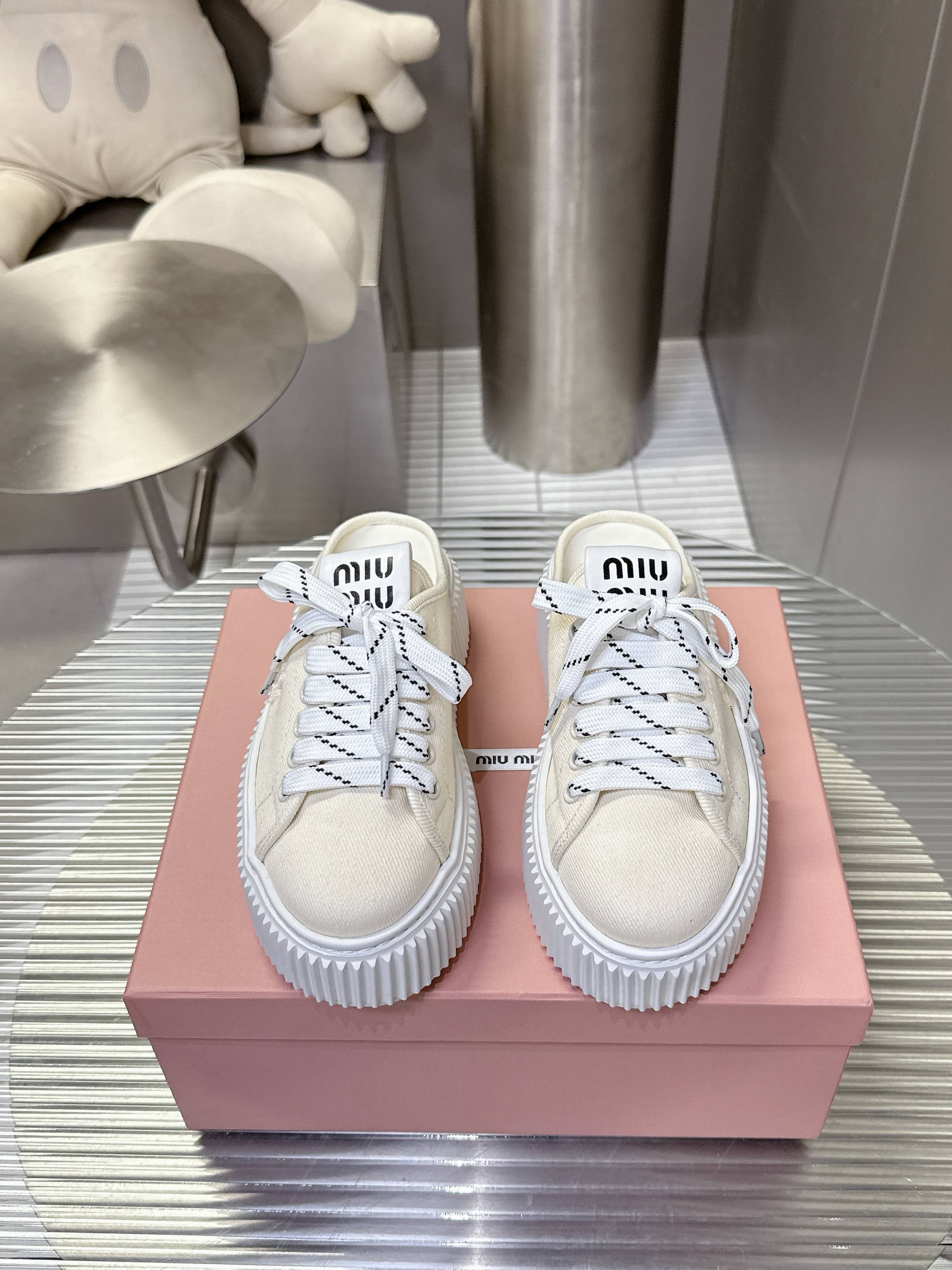 NO:250992,Semi-torched money!  Top version Miu Miu Miu Spring and summer new style thick-soled canvas casual shoes. The highly recognizable tongue is super sunny and youthful!  It has a girly taste and can make casual shoes so sweet. Only Miu can do it. It has a strong aura. Fabric: Original custom imported canvas material. Inner: Original custom imported canvas material. Outsole: Original mold-opening anti-slip rubber sole. Sole thickness: 4.5CM. Size 35-40. Casual shoes/sports shoes semi-trails. Miumiu, sneakers.19860909半拖款！顶级版本 Miu Miu 缪缪 春夏新款 厚底帆布休闲鞋 极具辨识度的鞋舌,上脚超级阳光青春！少女味十足,能把休闲鞋打造的如此甜美,只有Miu才能做到了,上脚气场十足 面料: 原版定制进口帆布材质 内里: 原版定制进口帆布材质 大底: 原版开模防滑橡胶大底 底厚: 4.5CM 码数35-40,休闲鞋/运动鞋半拖,miumiu,sneakers,Women's Shoes