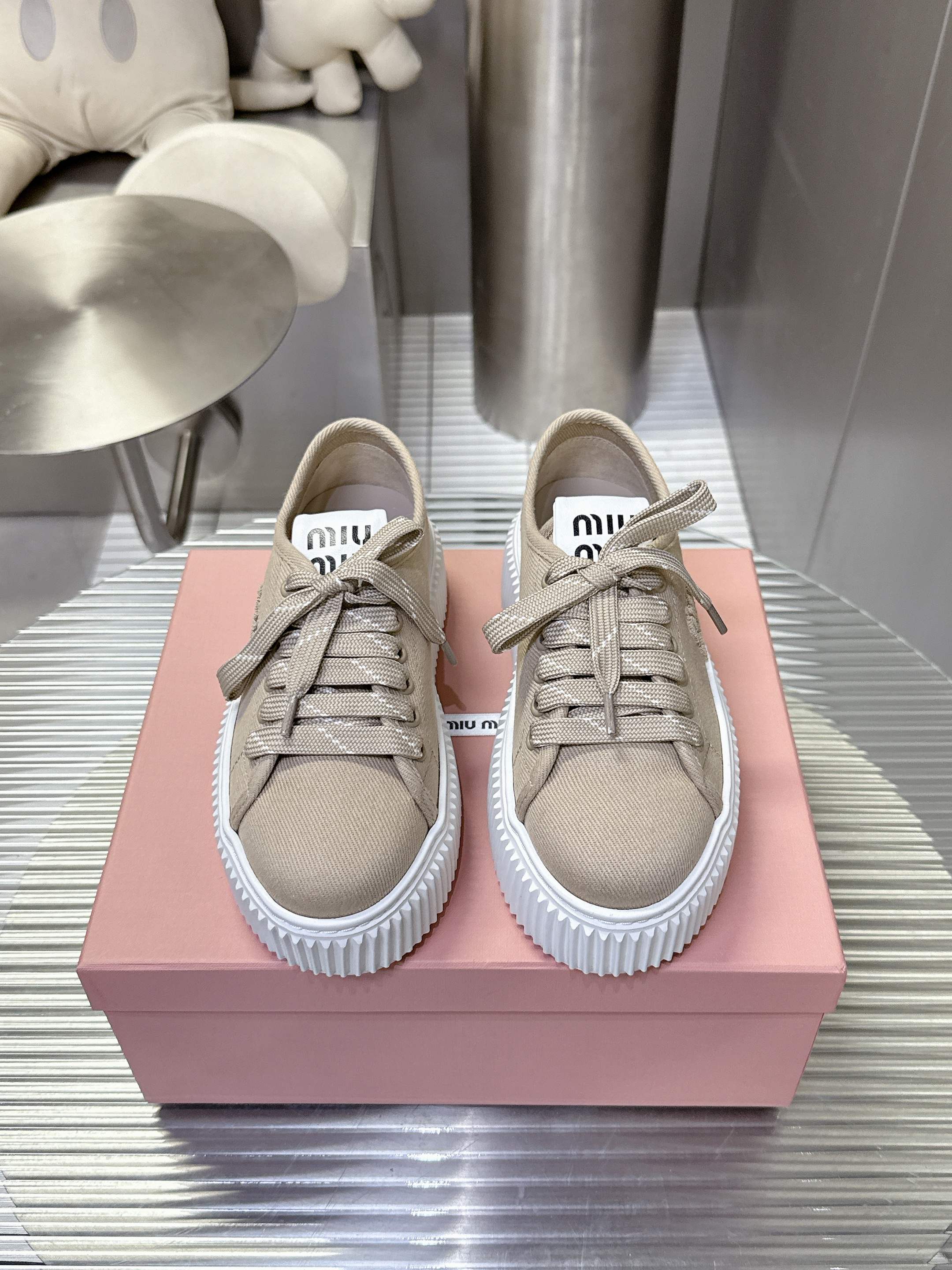 NO:250952,Top version Miu Miu Miu Spring and summer new style thick-soled canvas casual shoes. The highly recognizable tongue is super sunny and youthful!  It has a girly taste and can make casual shoes so sweet. Only Miu can do it. It has a strong aura. Fabric: Original custom imported canvas material. Inner: Original custom imported canvas material. Outsole: Original mold-opening anti-slip rubber sole. Sole thickness: 4.5CM. Size 35-40. Casual shoes/sports shoes semi-trails. Miumiu, sneakers.19860909顶级版本 Miu Miu 缪缪 春夏新款 厚底帆布休闲鞋 极具辨识度的鞋舌,上脚超级阳光青春！少女味十足,能把休闲鞋打造的如此甜美,只有Miu才能做到了,上脚气场十足 面料: 原版定制进口帆布材质 内里: 原版定制进口帆布材质 大底: 原版开模防滑橡胶大底 底厚: 4.5CM 码数35-40,休闲鞋/运动鞋半拖,miumiu,sneakers,Women's Shoes