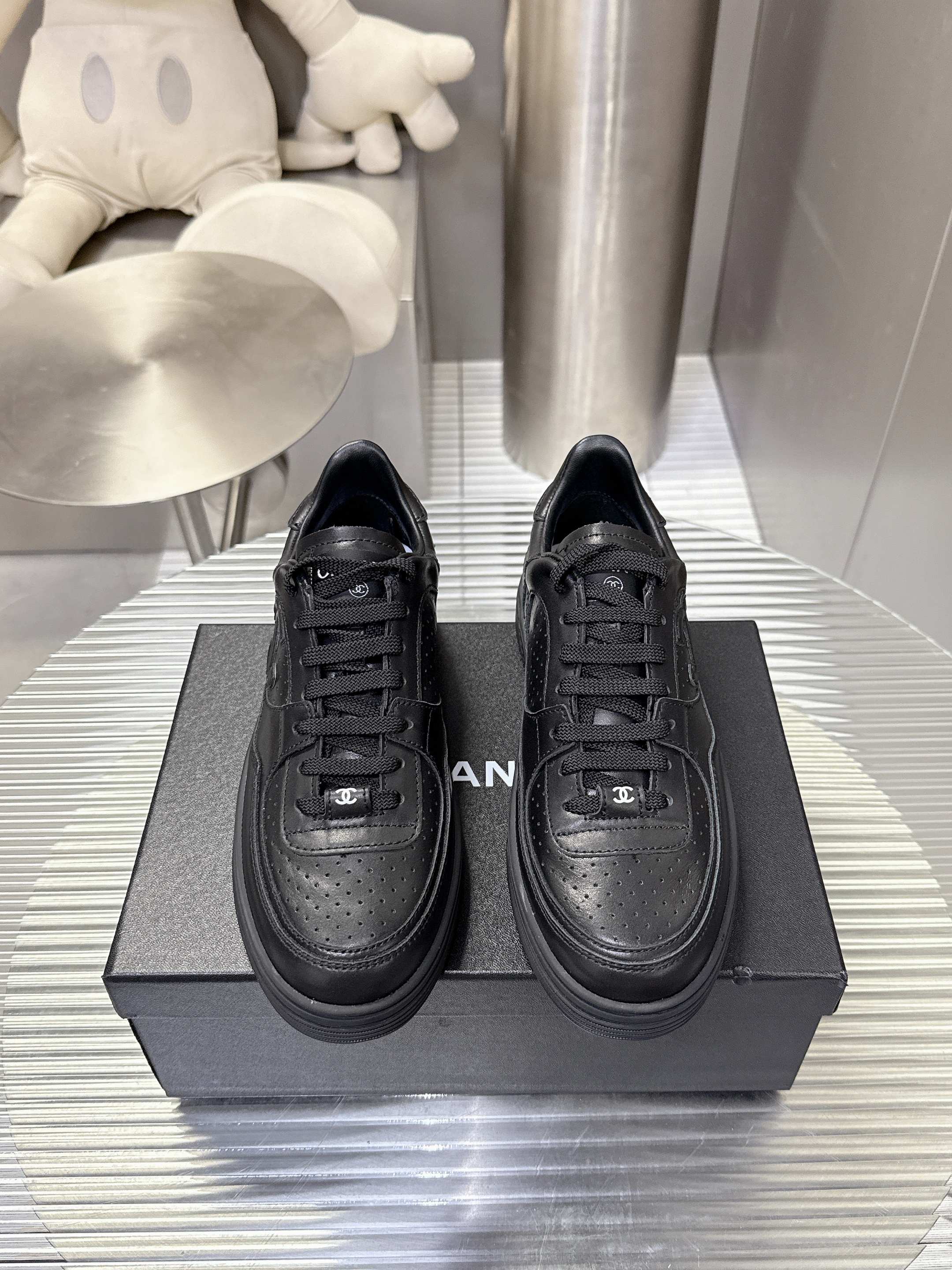 NO:250989,Chanel Chanel 25A latest white shoes!  Original purchase and development, making goods, Xiaoxiang C home counter is another super hit, the love of internet celebrity bloggers and ladies, various praises from social platforms, popular, super high texture, breathable and super spring and summer, seeing this issue can always arouse the girl’s inner desire for fashion. The latest material, classic black and white color combination, full of fashionable feeling on the feet, easy to manage!  Original custom imported material, original mold opening TPU anti-slip sole Size: 35-40, casual shoes/sports shoes, chanel, chanel, chanel, chanel, sneakers19860909Chanel香奈儿25A最新款小白鞋！原版购入开发 做货 小香 C家 专柜又一超级大爆款,网红博主小姐姐们的挚爱,社交平台的各种夸赞,人气超高质感透气超级春夏,看到这期总能唤起少女内心对时髦的诉求 最新材质 经典黑白配色 上脚时髦感十足 容易打理 ！原版定制进口材质,原版开模TPU防滑大底 Size: 35-40,休闲鞋/运动鞋,chanel,chanel,chanel,sneakers,Women's Shoes