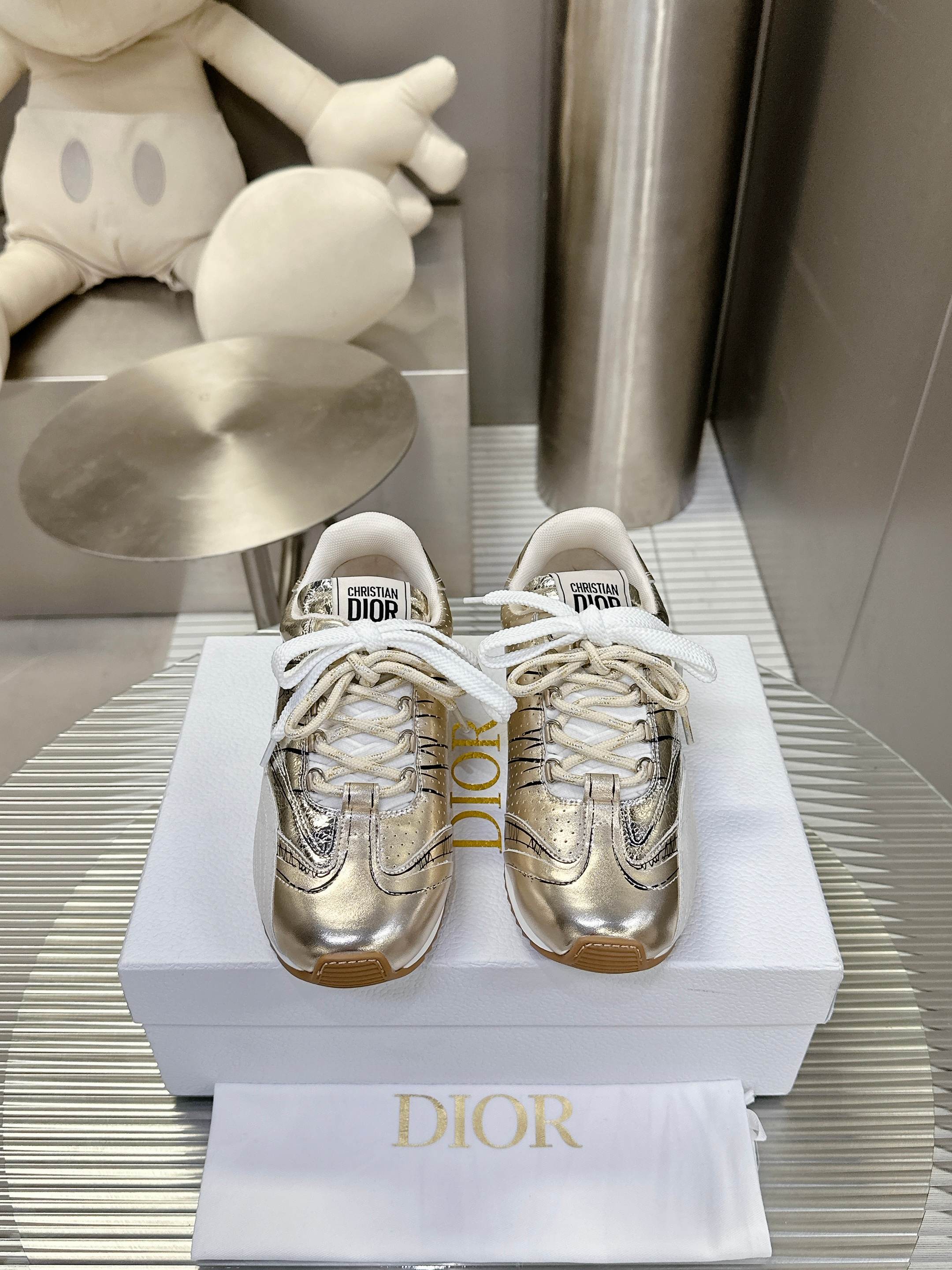 NO:250985,Dior - New sneakers, define your fashion pace. Boldly use innovative technology fabrics to create a futuristic shoe body outline. Light and breathable mesh material, paired with unique textured coating technology, presents a refreshing visual effect, as if it is a fashionable item from the future world. Whether it is matched with casual clothing or mixed and formal styles, Dior D-Sketch sneakers can be easily controlled, injecting a futuristic fashion atmosphere into your overall look. From the street to the show, it is an indispensable trendy tool for you. The upper is made of high-tech mesh material, light and breathable, and fits your feet like a second layer of skin, and can remain dry and comfortable even in the hot summer. The delicate mesh structure gives the shoe a unique visual effect and shows the futuristic aesthetic.  Size35-39 (40 custom made without return or exchange), casual shoes/sports shoes, dior, dior, sneakers19860909迪奥 -新款运动鞋,定义你的时尚步伐 大胆采用创新科技面料,打造出极具未来感的鞋身轮廓.轻盈透气的网眼材质,搭配质感独特的涂层工艺,呈现出令人耳目一新的视觉效果,仿佛来自未来世界的时尚单品. 无论是搭配休闲服饰,还是混搭正装造型,Dior D-Sketch 运动鞋都能轻松驾驭,为你的整体造型注入一抹未来感十足的时尚气息.从街头到秀场,它都是你不可或缺的潮流利器. 鞋面采用高科技网眼材质,轻盈透气,如同第二层肌肤般贴合双脚,即使在炎炎夏日也能保持干爽舒适.细腻的网眼结构,赋予鞋款独特的视觉效果,尽显未来主义美学. Size35-39（40定做不退换）,休闲鞋/运动鞋,dior,dior,sneakers,Women's Shoes