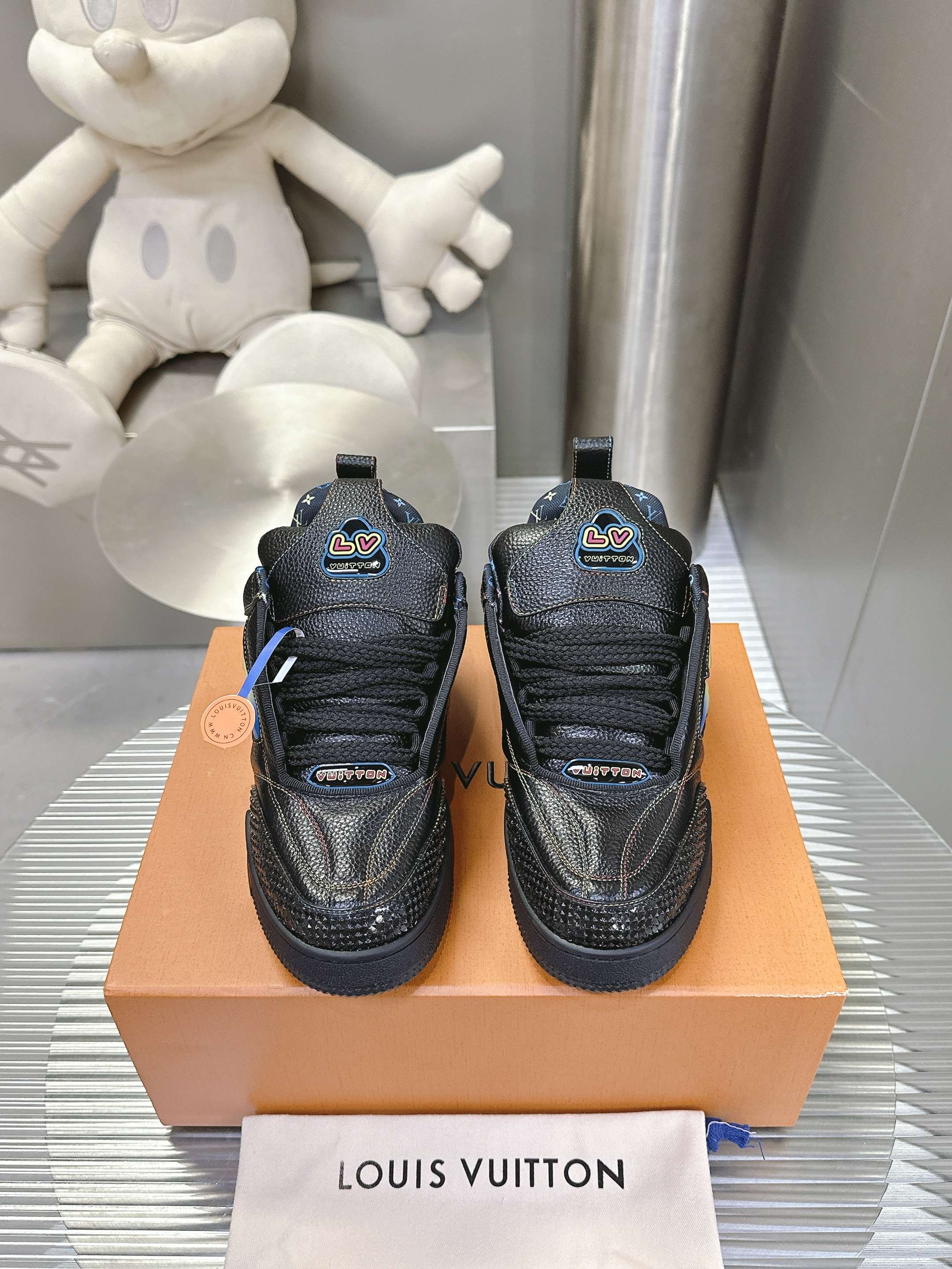 NO:408571,LV Skate sneakers debuted at the autumn and winter show, this time with grained cowhide leather. Large Monogram floral blooming side, padded collar and tongue cited skate shoe design, technology pair of shoelaces and rubber outsole perfect overall. Size 35-46 (38 men and 46 need to be customized), casual shoes/sports shoes, louis vuitton, sneakers, cowhide19860909LV Skate 运动鞋于 秋冬秀场初次亮相,此次以粒面牛皮革焕新呈现.大号 Monogram 花卉绽放一侧,加垫鞋领和鞋舌援引滑板鞋设计,科技双鞋带和橡胶外底完善整体.码数35-46（38男和46需订做）,休闲鞋/运动鞋,louis vuitton,sneakers,cowhide,Women's Shoes