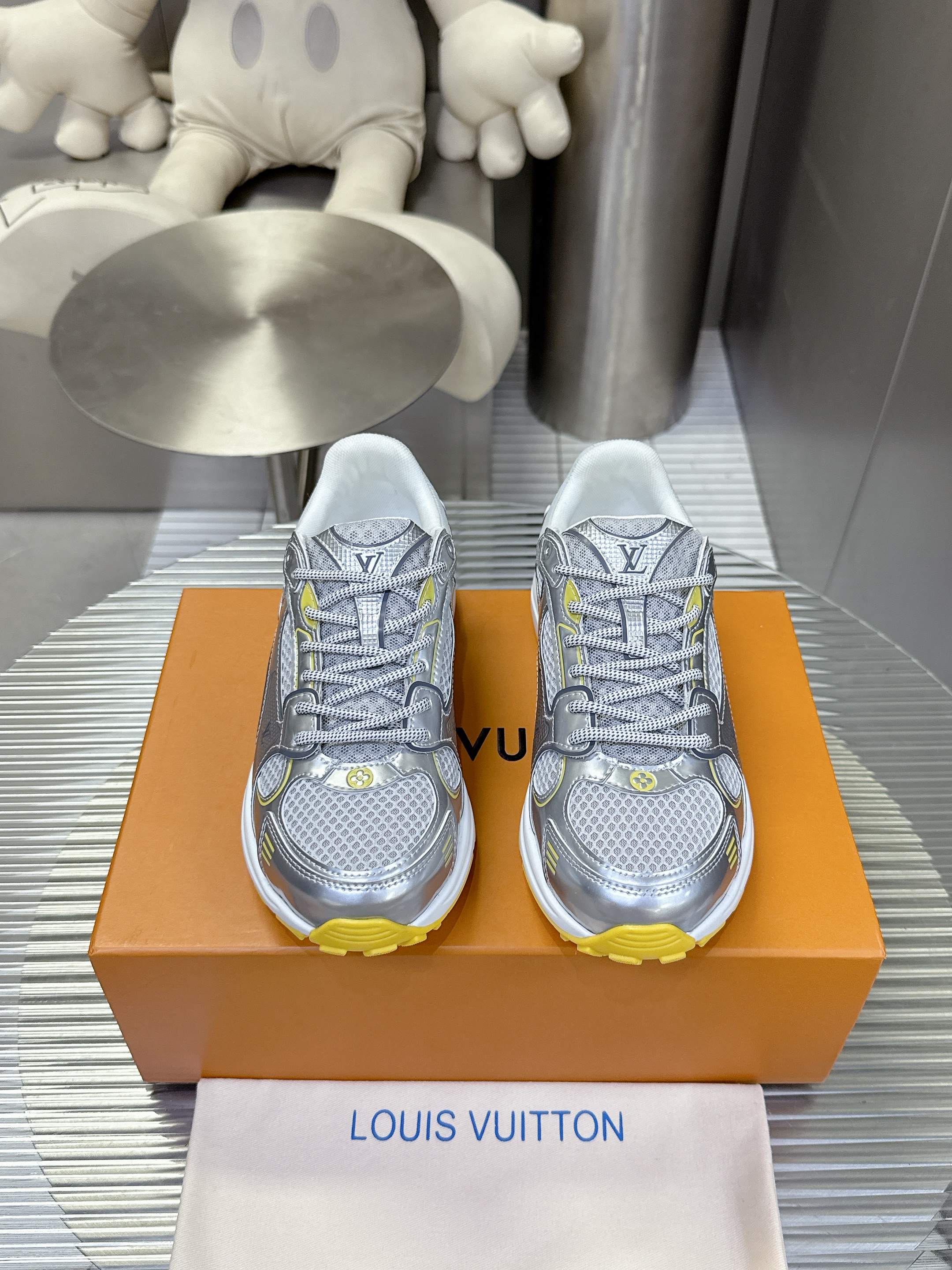 NO:265711,LV Olympia sneakers combine mesh fabrics with metal texture synthetic leather and other technological fabrics, reinterpreting the classic running shoe design with neat and simple design. Light EVA outsoles make for a comfortable and flexible wearing experience. Monogram embossed and LV letters and other rich details establish recognition. Size 35-45, dad shoes, louis vuitton, sneakers19860909LV Olympia 运动鞋融合网格面料与金属质感合成皮革等科技面料,以利落简约设计重绎经典跑鞋设计.轻盈 EVA 外底成就舒弹穿着体验.Monogram 压纹与 LV 字母等丰富细节树立辨识度.尺码35-45,老爹鞋,louis vuitton,sneakers,Women's Shoes