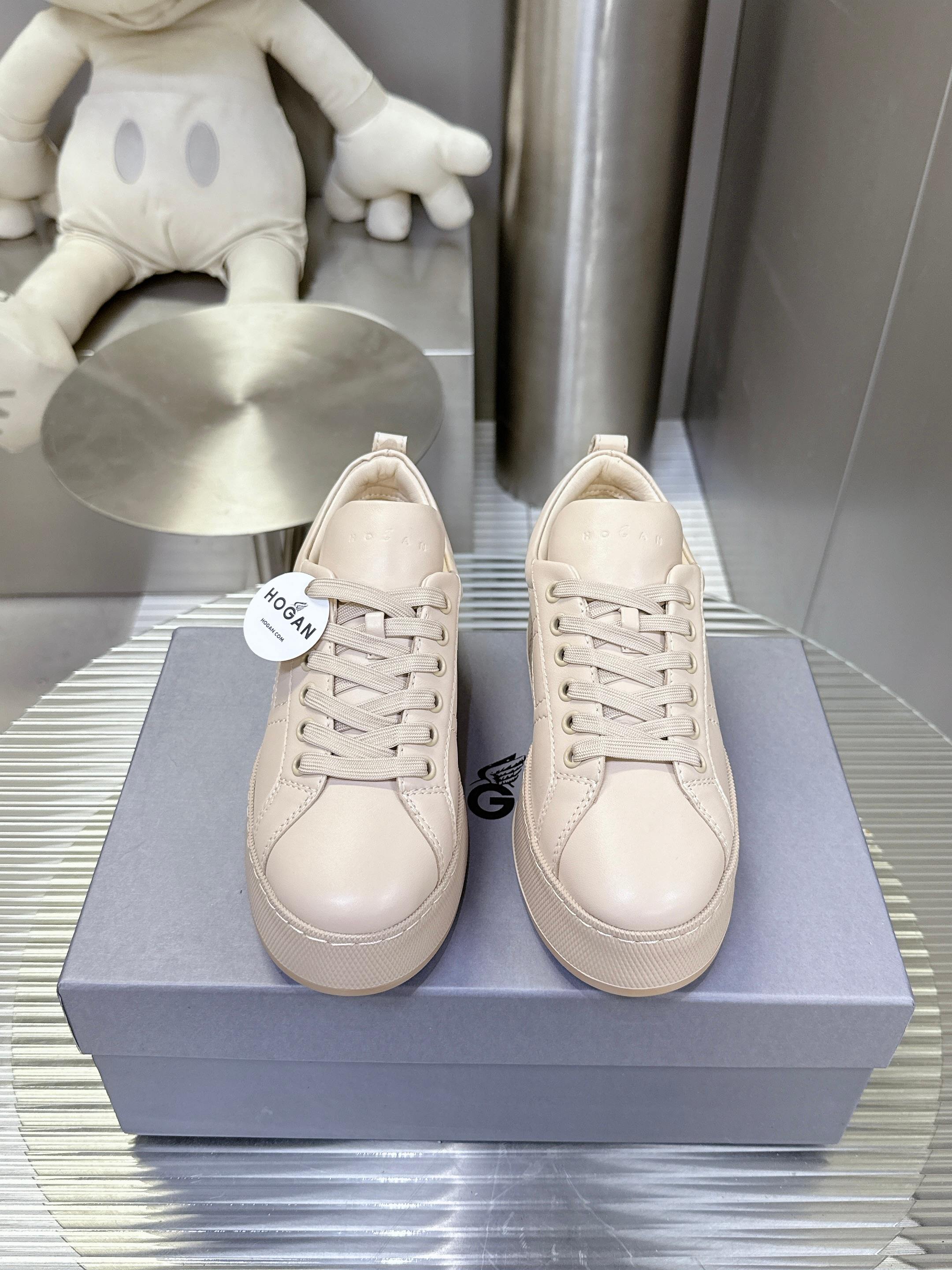 NO:265719,HOGAN H681 series, white shoes, casual and fashionable sneakers, Xiaohongshu's good things to share; it's so beautiful, so comfortable and versatile... The shoes are very light, shopping, outdoor sports zero pressure, skirts and pants are OK, calfskin fabric, breathable gauze mesh inner/latex footbed, two-color combination non-slip sole, original steel stamp logo logo Size35-40, casual shoes/sports shoes, sneakers, skirts, cowhide19860909HOGAN H681系列 小白鞋休闲时尚运动鞋 小红书好物分享；实在是太美太好穿太舒服太百搭啦……鞋子很轻便,逛街暴走户外运动零压力,配裙子裤子都OK 小牛皮面料 透气纱网内里/乳胶垫脚 双色组合防滑大底,原版钢印Logo徽标 Size35—40,休闲鞋/运动鞋,sneakers,skirts,cowhide,Women's Shoes