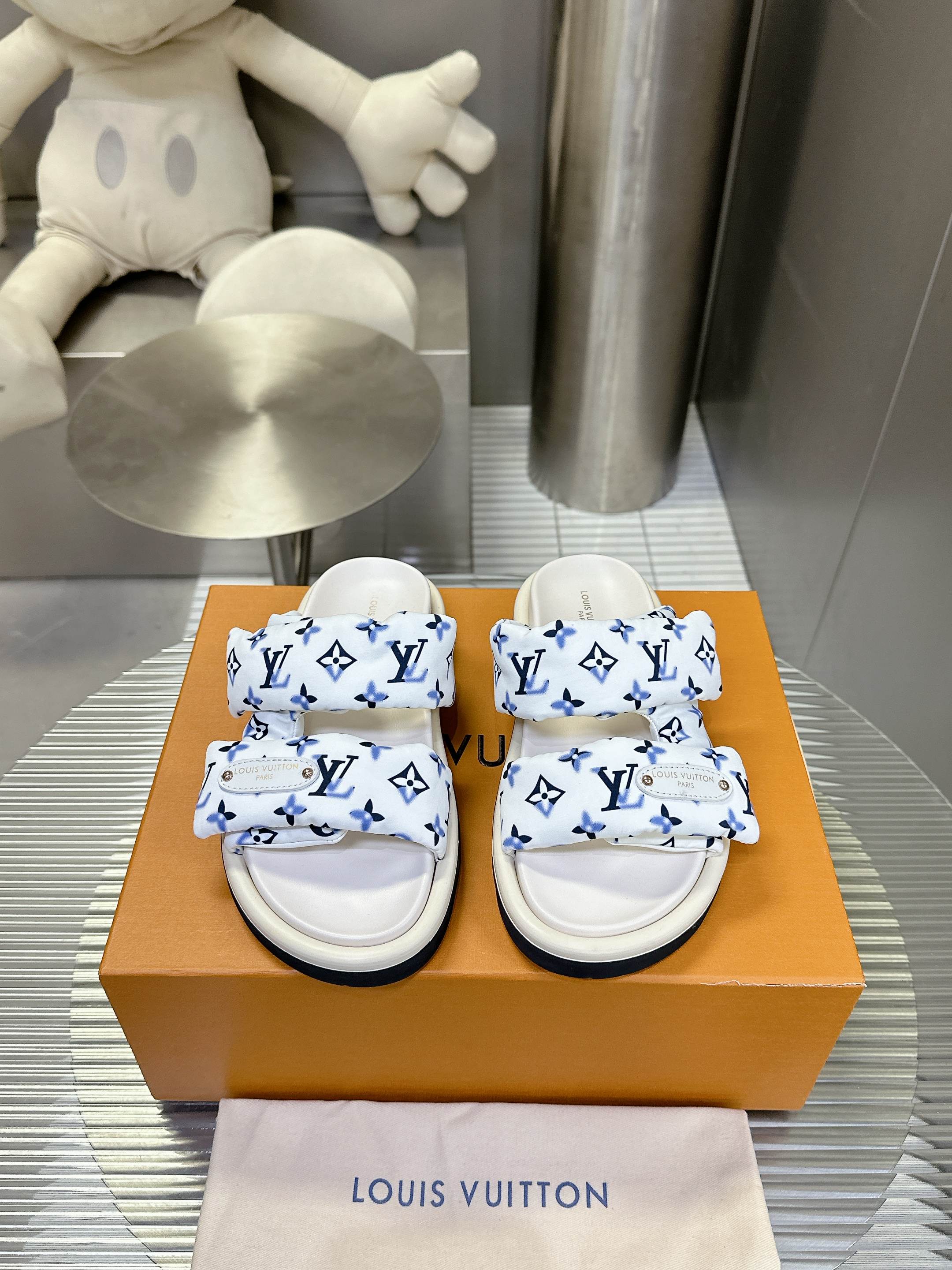 NO:387751,#Louis Vuitton's new couple size bubble slippers. The foot feels really comfortable. The foot feels completely different from the previous pillow shoes. The wrapping feels so soft. I feel that the feet are well protected. It's amazing. Size35-45 (men's 45 custom-made, no return or exchange), slippers, louis vuitton, slippers19860909#路易威登新款情侣码泡泡拖鞋 脚感真的好舒服 脚感跟以往的枕头鞋完全不一样 包覆感超好超软 感觉脚脚被保护得好好 神了吧简直 Size35-45（男45定做不退换）,拖鞋,louis vuitton,slippers,Women's Shoes