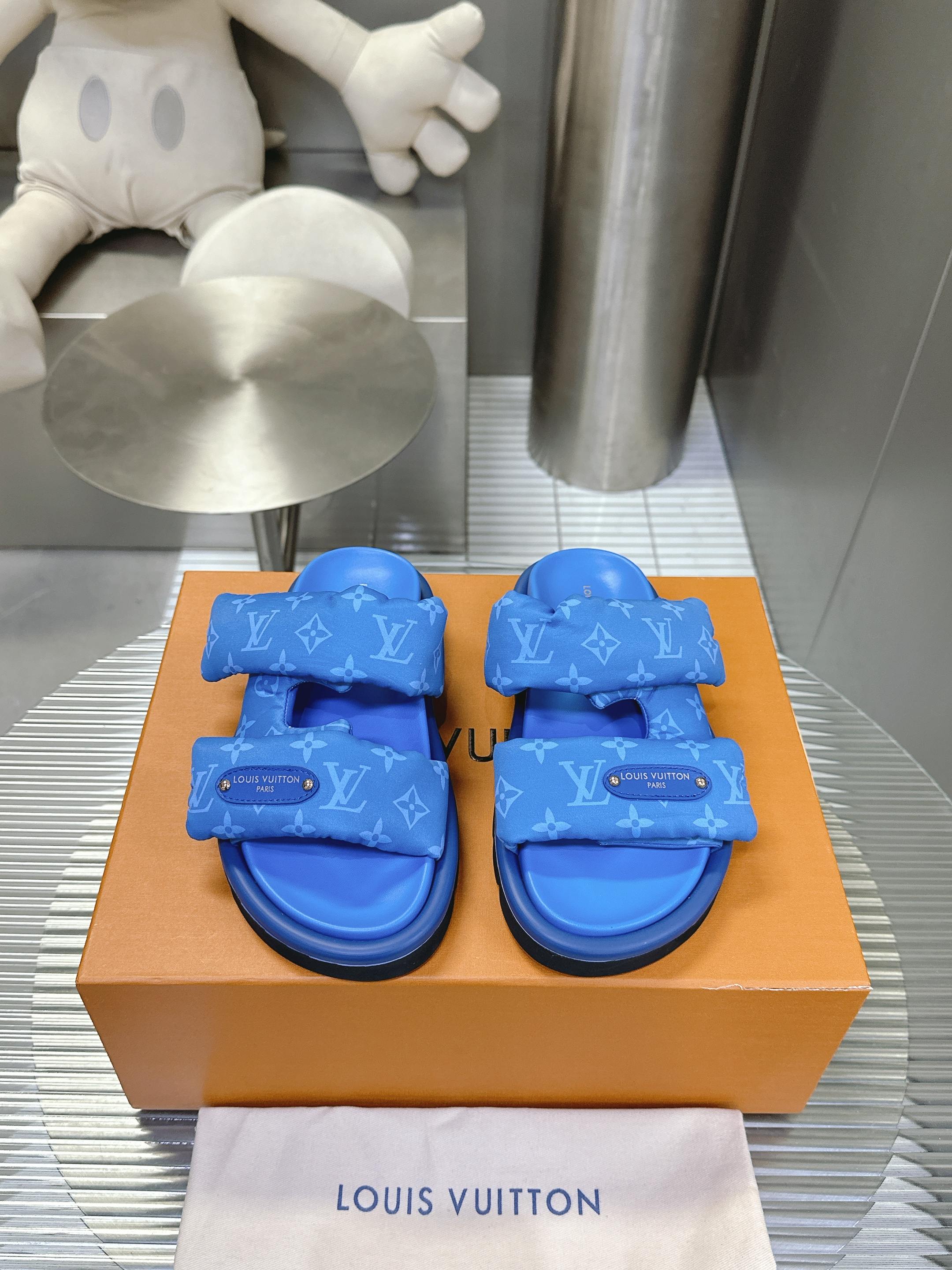 NO:387758,Limited to women's models # Louis Vuitton's new bubble slippers. The foot feels really comfortable. The foot feels completely different from the previous pillow shoes. The wrapping feels super soft. I feel that the feet are well protected. It's amazing. Size35-45 (men's 45 custom-made, no return or exchange), slippers, louis vuitton, slippers19860909限女款#  #路易威登新款泡泡拖鞋 脚感真的好舒服 脚感跟以往的枕头鞋完全不一样 包覆感超好超软 感觉脚脚被保护得好好 神了吧简直 Size35-45（男45定做不退换）,拖鞋,louis vuitton,slippers,Women's Shoes