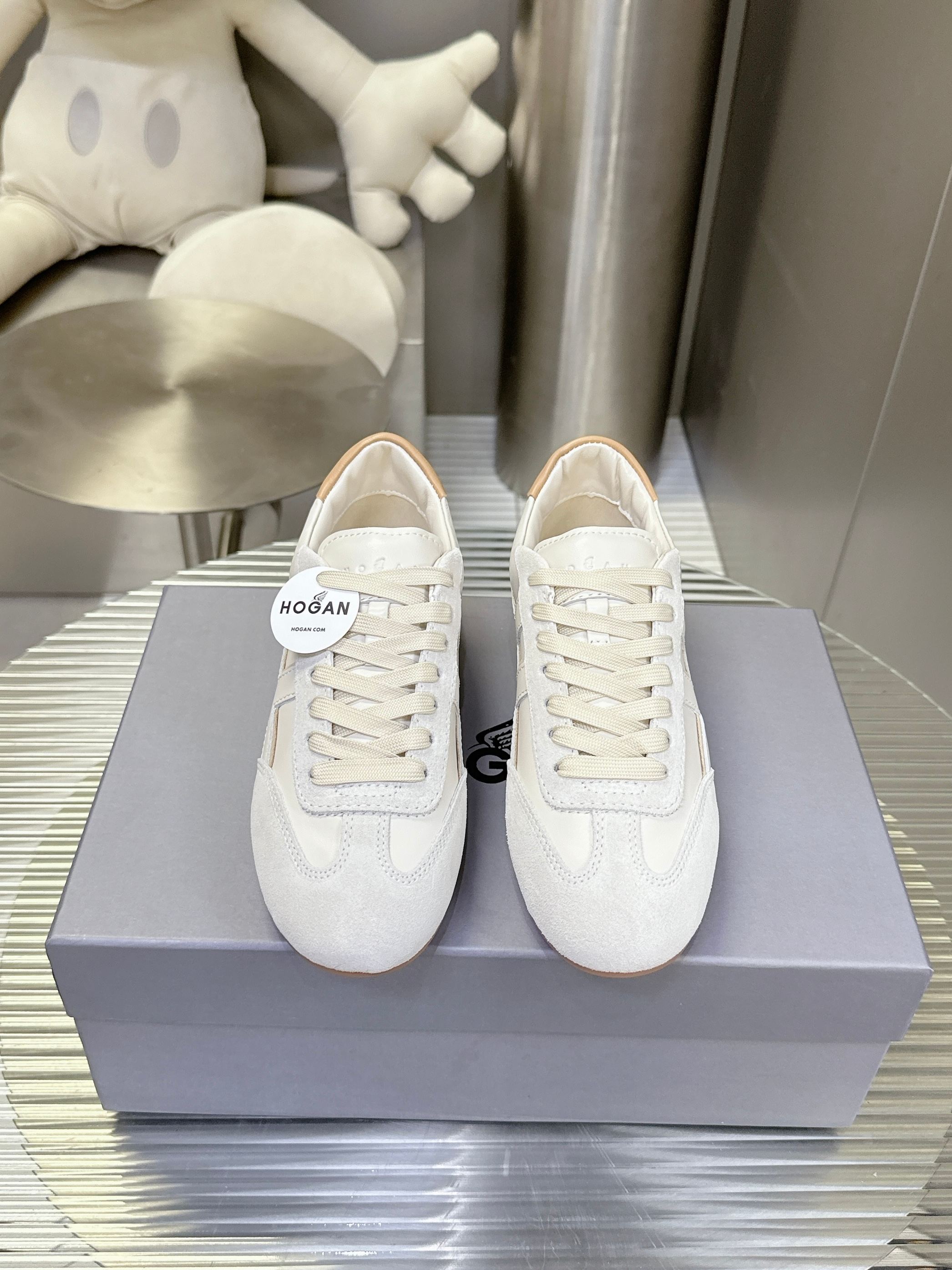 NO:407901,Couple model Hogan h693 Couple model Forrest Gump shoes Hogan casual shoes shoes sneakers, with extremely layered edges, and the classic brand weak digital logo perfectly presented at the tail of the shoe, stone washing technology circle around the shoe line logo, fabric splicing, full of playfulness, full of fashionable design, the foot is the king, wear it, let you breathe 1.8 meters of air, it is really amazing, imported cowhide upper, inner sheepskin, original molded sole, size 35~44, casual shoes/sports shoes, hogan, sneakers, cowhide, sheepskin19860909情侣款 Hogan h693情侣款阿甘鞋霍根休闲鞋板鞋运动鞋,沿边极度富有层次感,再加上经典品牌弱数字logo在鞋尾完美呈现,石洗技术圆圈围绕鞋履线标志,面料拼接,玩味十足,尽显时髦设计感,上脚即王者,穿上让你呼吸到1米8的空气,真的很飚 鞋面进口牛皮 内里羊皮 大底原版开模鞋底 码数35～44,休闲鞋/运动鞋,hogan,sneakers,cowhide,sheepskin,Women's Shoes