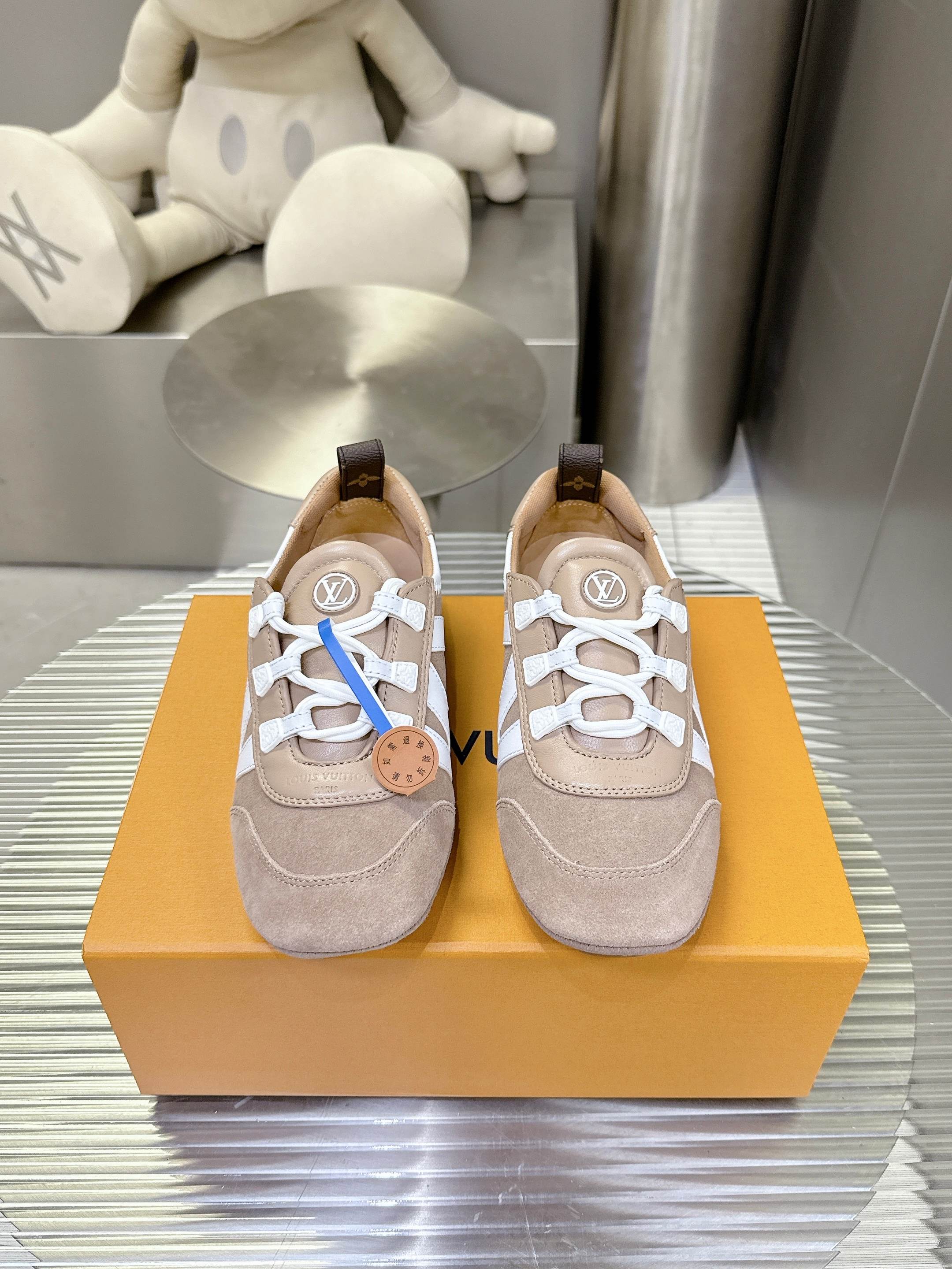 NO:422191,Fitted with airplane box! Donkey brand sports shoes have remained high recently! Brand spokesperson Song Qian and Zhou Dongyu, Brand ambassador Zhong Chuxi, Ouyang Nana and Jin Chen, actor Zhuang Duffy and Xu Ruohan and Chen Yujie and Zhang Chuwen, track and field athlete Wu Yanni are all on their way to interpret the dynamic sports trend. This pair of shoes integrates sports shoes with modern ballet flat shoes, with smooth lines and lightness and dynamic. Functions and fashion perfectly interpret the minimalist sports style. Whether it is daily leisure or careful decoration, it can be easily adapted. The flexible sole created by Sacchetto craftsmanship brings a great feeling of foot. The shoe body has iconic elements such as Monogram patterns, and the style is instantly full and attracts countless eyes. Want to make the outfit more outstanding? It's right to choose it! Size35-40, casual shoes/sports shoes, louis vuitton, louis vuitton, flats, sneakers19860909配飞机盒！ 驴牌运动鞋近来热度居高不下！品牌代言人宋茜周冬雨,品牌大使钟楚曦欧阳娜娜金晨,演员庄达菲徐若晗沈羽洁张楚文,田径运动员吴艳妮纷纷上身,演绎活力运动风潮  这双鞋将运动鞋与现代芭蕾平底鞋的设计相融合,线条流畅,尽显轻盈动感.功能与时尚完美结合,完美诠释极简运动风.无论是日常休闲,还是精心装扮,它都能轻松适配,Sacchetto 工艺打造的柔韧鞋底,带来超棒脚感.  鞋身带有 Monogram 图案等路易威登标志性元素,格调瞬间拉满,吸睛无数.想让穿搭更出彩？选它准没错！ Size35-40,休闲鞋/运动鞋,louis vuitton,louis vuitton,flats,sneakers,Women's Shoes