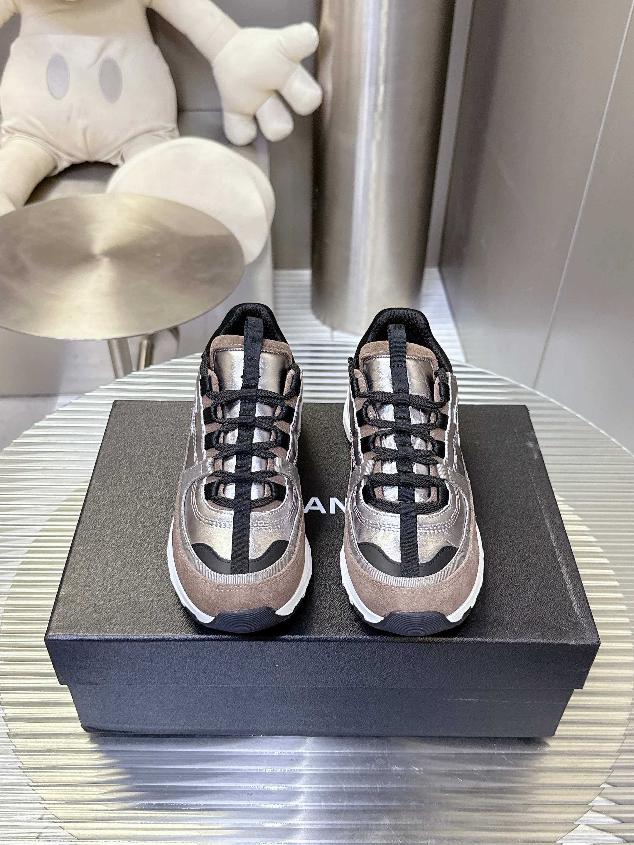 NO:422891,Xiaoxiang top version of panda color scheme, thick-soled casual sneakers, original purchase and development, making goods, C home, another super big hit, the love of internet celebrity bloggers and ladies, various praises from social platforms, popular super high texture and breathable super spring and summer, seeing this issue can always evoke the girl's inner demand for fashion. The latest suede material, classic black and white color scheme, full of fashionable feeling on the feet, easy to manage, exquisite packaging, fabric: original custom imported top layer cowhide, custom imported breathable net, original sole open mold, anti-slip rubber material, bottom thickness 3CM Size: women's model 35-40, casual shoes/sports shoes, chanel, sneakers, cowhide, chamois leather19860909小香顶级版本熊猫配色 厚底休闲运动鞋 原版购入开发 做货 C家 又一超级大爆款,网红博主小姐姐们的挚爱,社交平台的各种夸赞,人气超高质感透气超级春夏,看到这期总能唤起少女内心对时髦的诉求 最新麂皮材质 经典黑白配色 上脚时髦感十足 容易打理 配送精美包装 面料:原版定制进口头层牛皮 内里定制进口透气网里 鞋底原版开模防滑橡胶材质 底厚3CM Size : 女款35-40,休闲鞋/运动鞋,chanel,sneakers,cowhide,chamois leather,Women's Shoes