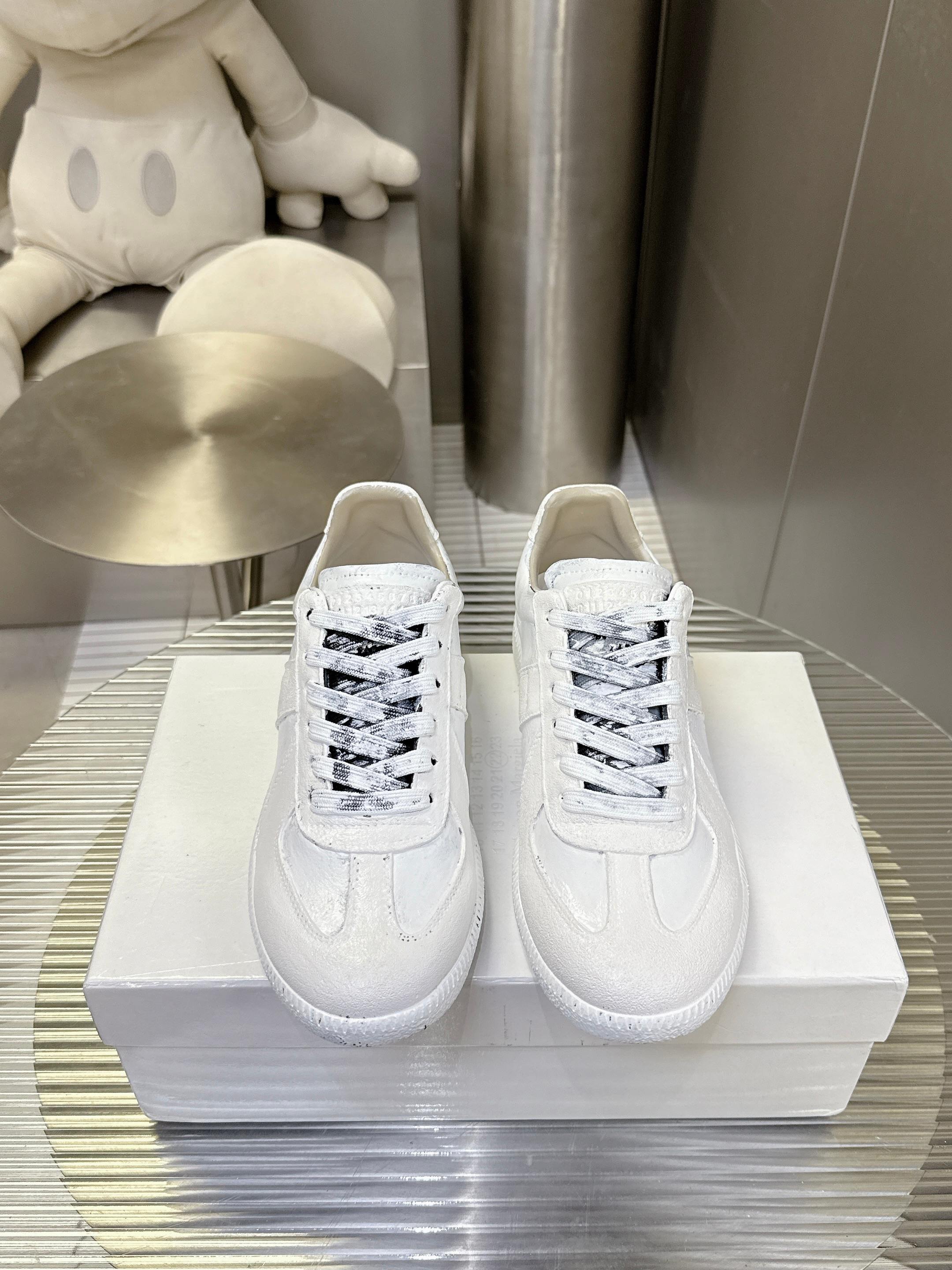 NO:446165,Ink splashing [Couple Style] Swaning MM6 internet celebrity white shoes worldwide, famous Belgian designer brand - Maison Margiela 22 Classic Replica Leather Low Sneaker series Low-top classic gentleman training flat-soled and versatile white board shoes The shoes that were deconstructed by the pioneer designer Maison Margiela, in addition to the Tabi split-toe shoes introduced by Brother Maison Margiela, also has this pair of GATs. It can be said that Maison Margiela opened the road to the fashion circle for it. In the spring and summer of 1999, Martin Margiela publicly displayed the men's clothing series for the first time in the vhunxia women's clothing show, among which the sneakers were improved GATs. Then the brand began to launch its own production GATs, which is what we are familiar with.  22 Replica shoes. Size 35-44, casual shoes/sports shoes, masion margiela, masion margiela, sneakers19860909泼墨【情侣款】风靡全球MM6网红小白鞋,比利时著名设计师品牌-马丁·马吉拉/Maison Margiela 22 Classic Replica Leather Low Sneaker系列低帮经典绅士德训平底百搭小白板鞋 被解构鬼才先锋设计师Maison Margiela看上的鞋款除了之前粗眉哥为大家介绍的Tabi分趾鞋外,还有就是这双GAT了.可以说是Maison Margiela为它打开了通往时尚圈的道路,1999年春夏 Martin Margiela在vhunxia女装秀中首度公开展示了男装系列,其中有款球鞋便是改良过的GAT.随后品牌开始推出了自家生产的GAT,这也就是我们所熟知的Line 22 Replica鞋款.码数35-44,休闲鞋/运动鞋,masion margiela,masion margiela,sneakers,Women's Shoes