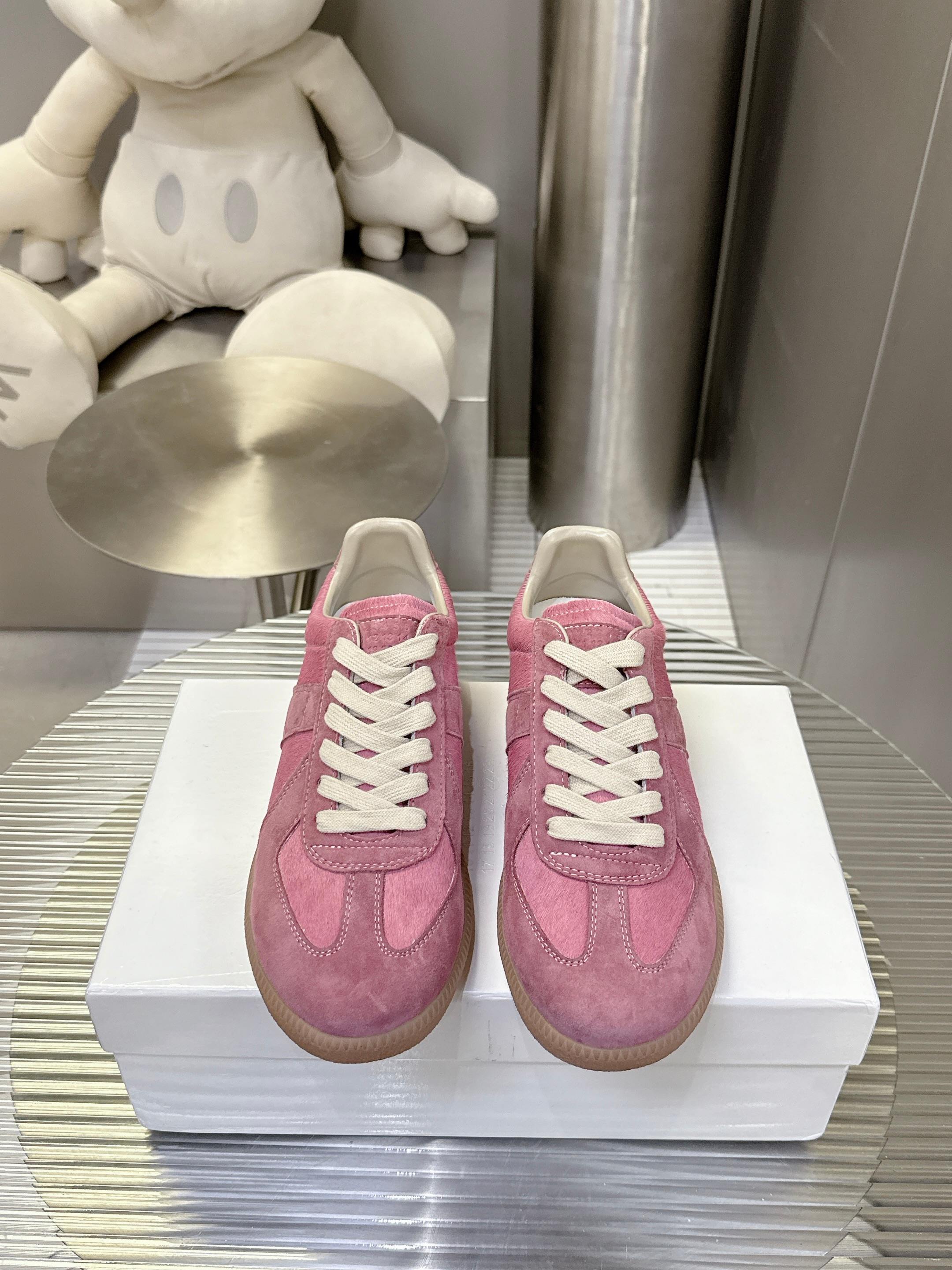 NO:446170,Horse Hair [Couple Model] is popular all over the world's MM6 internet celebrity white shoes, famous Belgian designer brand - Martin Margiela / Maison Margiela 22 Classic Replica Leather Low Sneaker series low-top classic gentleman training flat-soled and versatile white board shoes The shoes that were deconstructed by the pioneer designer Maison Margiela, in addition to the Tabi split-toe shoes introduced by Brother Mai's Mai's previous pair of GATs, it can be said that Maison Margiela opened the road to the fashion circle for it. In the spring and summer of 1999, Martin Margiela publicly displayed the men's clothing series for the first time in the vhunxia women's clothing show, among which the sneakers were improved GATs. Then the brand began to launch its own production GATs, which is what we are familiar with Line  22 Replica shoes. Size 35-44, casual shoes/sports shoes, masion margiela, masion margiela, sneakers19860909马毛【情侣款】风靡全球MM6网红小白鞋,比利时著名设计师品牌-马丁·马吉拉/Maison Margiela 22 Classic Replica Leather Low Sneaker系列低帮经典绅士德训平底百搭小白板鞋 被解构鬼才先锋设计师Maison Margiela看上的鞋款除了之前粗眉哥为大家介绍的Tabi分趾鞋外,还有就是这双GAT了.可以说是Maison Margiela为它打开了通往时尚圈的道路,1999年春夏 Martin Margiela在vhunxia女装秀中首度公开展示了男装系列,其中有款球鞋便是改良过的GAT.随后品牌开始推出了自家生产的GAT,这也就是我们所熟知的Line 22 Replica鞋款.码数35-44,休闲鞋/运动鞋,masion margiela,masion margiela,sneakers,Women's Shoes