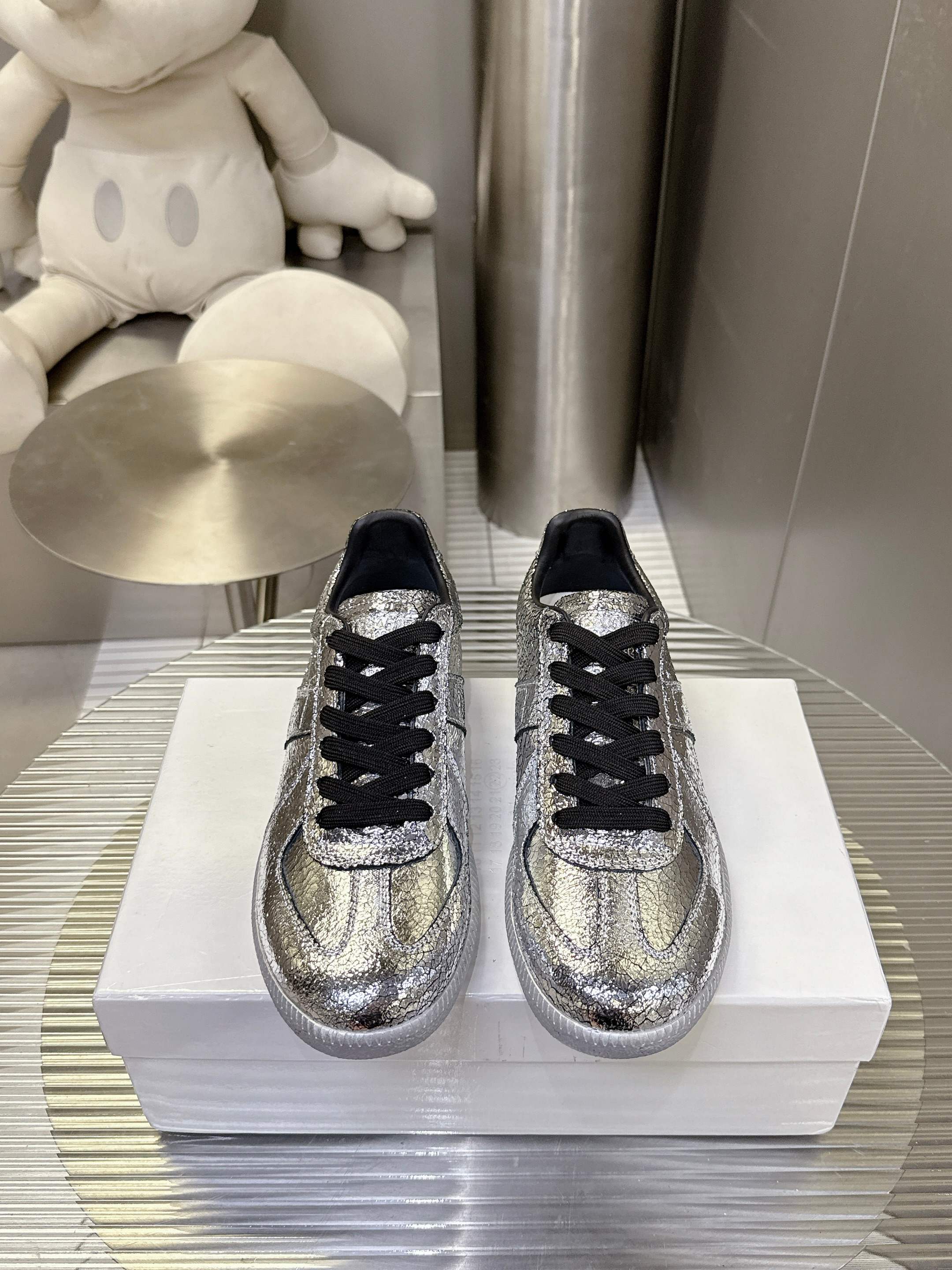 NO:446174,Crack [Couple Model] Swaning the world's MM6 internet celebrity white shoes, famous Belgian designer brand - Maison Margiela 22 Classic Replica Leather Low Sneaker series low-top classic gentleman training flat-soled and versatile white board shoes The shoes that were deconstructed by the pioneer designer Maison Margiela, in addition to the Tabi split-toe shoes introduced by Brother Maison Margiela, also has this pair of GATs. It can be said that Maison Margiela opened the road to the fashion circle for it. In the spring and summer of 1999, Martin Margiela publicly displayed the men's clothing series for the first time in the vhunxia women's clothing show, among which the sneakers were improved GATs. Then the brand began to launch its own production GATs, which is what we are familiar with Line  22 Replica shoes. Size 35-44, casual shoes/sports shoes, masion margiela, masion margiela, sneakers19860909爆裂纹【情侣款】风靡全球MM6网红小白鞋,比利时著名设计师品牌-马丁·马吉拉/Maison Margiela 22 Classic Replica Leather Low Sneaker系列低帮经典绅士德训平底百搭小白板鞋 被解构鬼才先锋设计师Maison Margiela看上的鞋款除了之前粗眉哥为大家介绍的Tabi分趾鞋外,还有就是这双GAT了.可以说是Maison Margiela为它打开了通往时尚圈的道路,1999年春夏 Martin Margiela在vhunxia女装秀中首度公开展示了男装系列,其中有款球鞋便是改良过的GAT.随后品牌开始推出了自家生产的GAT,这也就是我们所熟知的Line 22 Replica鞋款.码数35-44,休闲鞋/运动鞋,masion margiela,masion margiela,sneakers,Women's Shoes