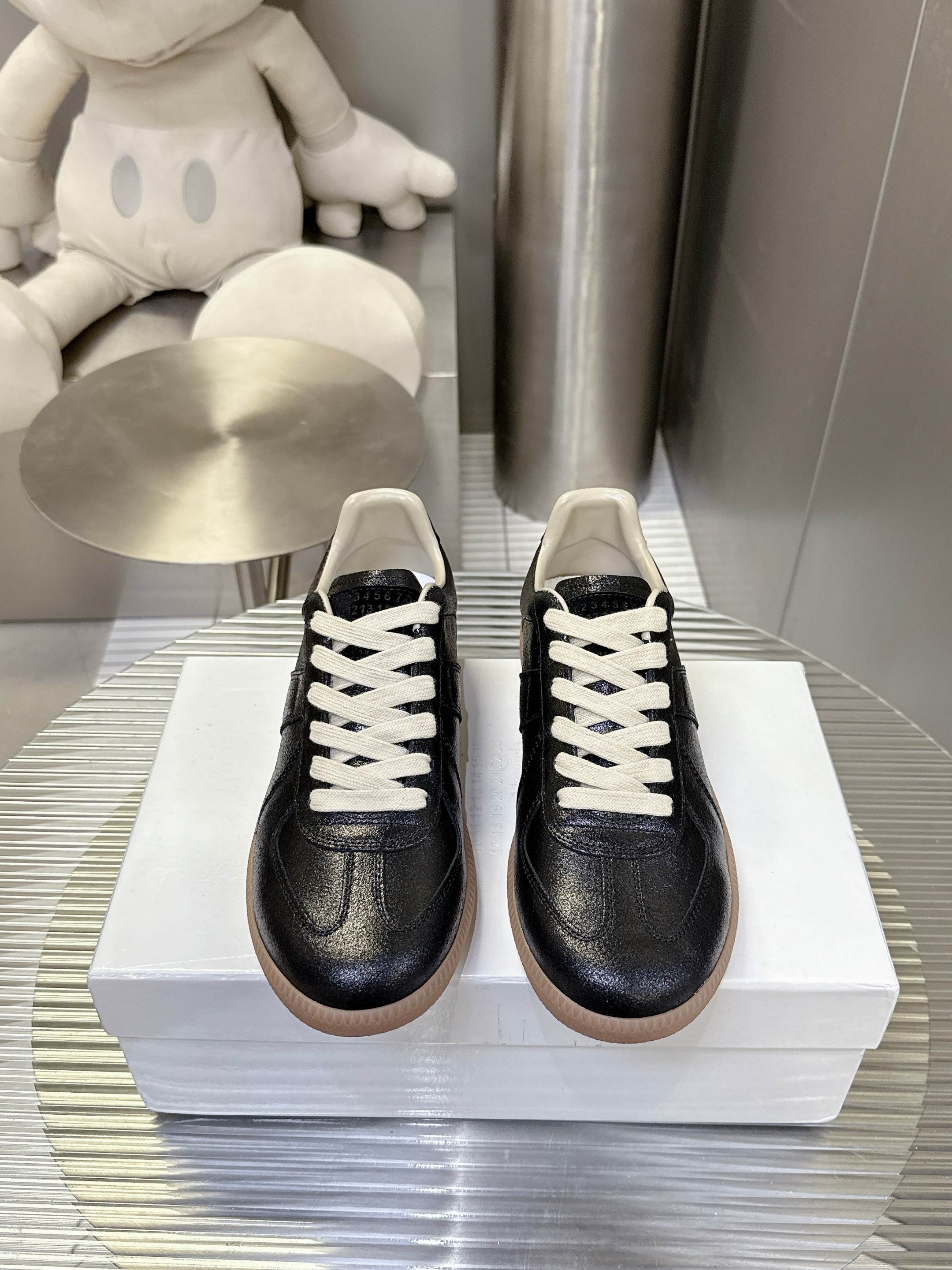 NO:446180,Ink [Couple Model] Spoken MM6 Internet celebrity white shoes worldwide, famous Belgian designer brand - Maison Margiela 22 Classic Replica Leather Low Sneaker series Low-top classic gentleman training flat-soled and versatile white board shoes The shoes that were deconstructed by the pioneer designer Maison Margiela, in addition to the Tabi split-toe shoes introduced by Brother Maimon Margiela, also has this pair of GATs. It can be said that Maison Margiela opened the road to the fashion circle for it. In the spring and summer of 1999, Martin Margiela publicly displayed the men's clothing series for the first time in the vhunxia women's clothing show, among which the sneakers were improved GATs. Then the brand began to launch its own production GATs, which is what we are familiar with Line  22 Replica shoes. Size 35-44, casual shoes/sports shoes, masion margiela, masion margiela, sneakers19860909油墨【情侣款】风靡全球MM6网红小白鞋,比利时著名设计师品牌-马丁·马吉拉/Maison Margiela 22 Classic Replica Leather Low Sneaker系列低帮经典绅士德训平底百搭小白板鞋 被解构鬼才先锋设计师Maison Margiela看上的鞋款除了之前粗眉哥为大家介绍的Tabi分趾鞋外,还有就是这双GAT了.可以说是Maison Margiela为它打开了通往时尚圈的道路,1999年春夏 Martin Margiela在vhunxia女装秀中首度公开展示了男装系列,其中有款球鞋便是改良过的GAT.随后品牌开始推出了自家生产的GAT,这也就是我们所熟知的Line 22 Replica鞋款.码数35-44,休闲鞋/运动鞋,masion margiela,masion margiela,sneakers,Women's Shoes