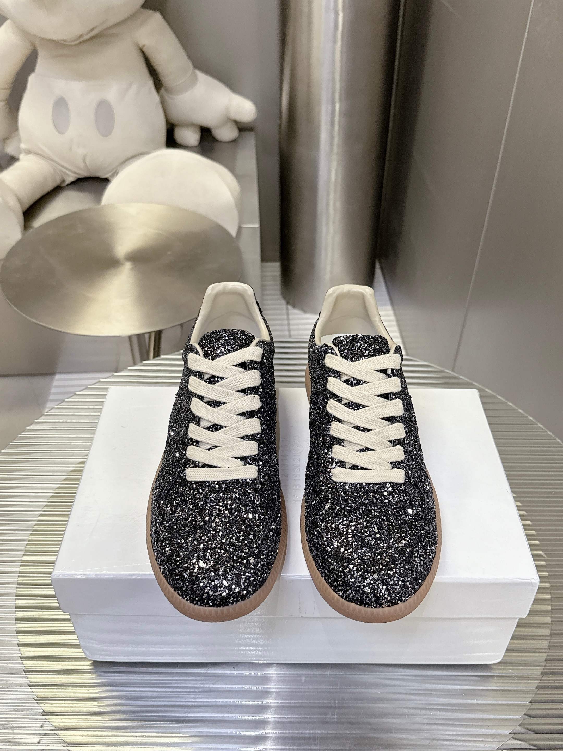 NO:446186,Sequins [Couple Model] Swans the world's MM6 internet celebrity white shoes, famous Belgian designer brand - Maison Margiela 22 Classic Replica Leather Low Sneaker series low-top classic gentleman training flat-soled and versatile white board shoes The shoes that were deconstructed by the pioneer designer Maison Margiela, in addition to the Tabi split-toe shoes introduced by Brother Maimon Margiela, also has this pair of GATs. It can be said that Maison Margiela opened the road to the fashion circle for it. In the spring and summer of 1999, Martin Margiela publicly displayed the men's clothing series for the first time in the vhunxia women's clothing show, among which the sneakers were improved GATs. Then the brand began to launch its own production GATs, which is what we are familiar with.  22 Replica shoes. Size 35-44, casual shoes/sports shoes, masion margiela, masion margiela, sneakers19860909亮片【情侣款】风靡全球MM6网红小白鞋,比利时著名设计师品牌-马丁·马吉拉/Maison Margiela 22 Classic Replica Leather Low Sneaker系列低帮经典绅士德训平底百搭小白板鞋 被解构鬼才先锋设计师Maison Margiela看上的鞋款除了之前粗眉哥为大家介绍的Tabi分趾鞋外,还有就是这双GAT了.可以说是Maison Margiela为它打开了通往时尚圈的道路,1999年春夏 Martin Margiela在vhunxia女装秀中首度公开展示了男装系列,其中有款球鞋便是改良过的GAT.随后品牌开始推出了自家生产的GAT,这也就是我们所熟知的Line 22 Replica鞋款.码数35-44,休闲鞋/运动鞋,masion margiela,masion margiela,sneakers,Women's Shoes