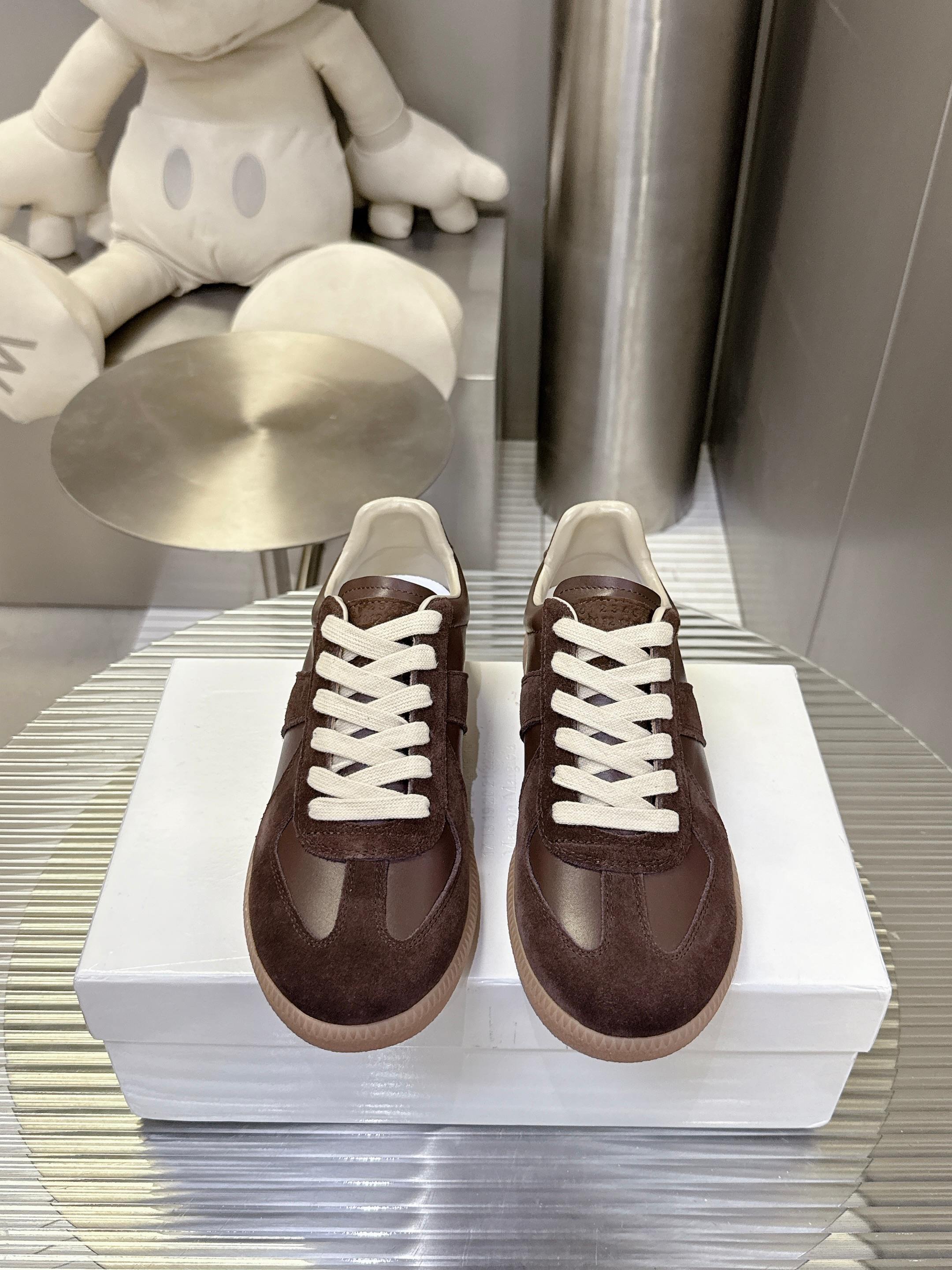 NO:467862,[Couple Model] The popular MM6 internet celebrity white shoes in the world, famous Belgian designer brand - Maison Margiela 22 Classic Replica Leather Low Sneaker series low-top classic gentleman training flat-soled and versatile white board shoes. The shoes that were deconstructed by the pioneer designer Maison Margiela, in addition to the Tabi split-toe shoes introduced by Brother Maimon Margiela, also has this pair of GATs. It can be said that Maison Margiela opened the road to the fashion circle for it. In the spring and summer of 1999, Martin Margiela publicly displayed the men's clothing series for the first time in the vhunxia women's clothing show, among which the sneakers are improved GATs. Then the brand began to launch its own GATs, which is the Line 22 we are familiar with.  Replica shoes. Size 35-44, casual shoes/sports shoes,masion margiela,masion margiela,sneakers19860909【情侣款】风靡全球MM6网红小白鞋,比利时著名设计师品牌-马丁·马吉拉/Maison Margiela 22 Classic Replica Leather Low Sneaker系列低帮经典绅士德训平底百搭小白板鞋 被解构鬼才先锋设计师Maison Margiela看上的鞋款除了之前粗眉哥为大家介绍的Tabi分趾鞋外,还有就是这双GAT了.可以说是Maison Margiela为它打开了通往时尚圈的道路,1999年春夏 Martin Margiela在vhunxia女装秀中首度公开展示了男装系列,其中有款球鞋便是改良过的GAT.随后品牌开始推出了自家生产的GAT,这也就是我们所熟知的Line 22 Replica鞋款.码数35-44,休闲鞋/运动鞋,masion margiela,masion margiela,sneakers,Women's Shoes