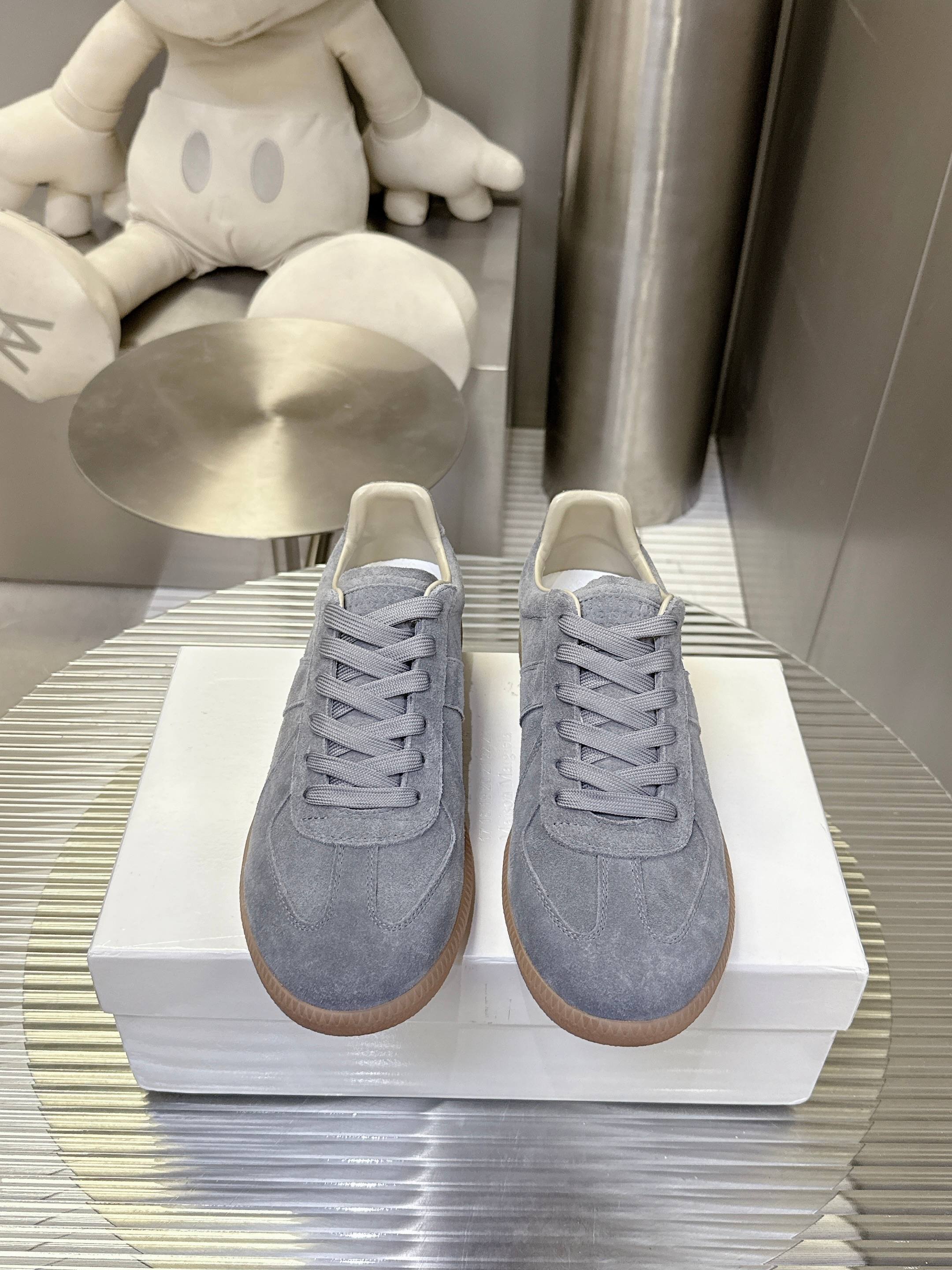 NO:446192,[Couple Model] The popular MM6 internet celebrity white shoes in the world, famous Belgian designer brand - Maison Margiela 22 Classic Replica Leather Low Sneaker series low-top classic gentleman training flat-soled and versatile white board shoes. The shoes that were deconstructed by the pioneer designer Maison Margiela, in addition to the Tabi split-toe shoes introduced by Brother Maimon Margiela, also has this pair of GATs. It can be said that Maison Margiela opened the road to the fashion circle for it. In the spring and summer of 1999, Martin Margiela publicly displayed the men's clothing series for the first time in the vhunxia women's clothing show, among which the sneakers were improved GATs. Then the brand began to launch its own GATs, which is the Line 22 we are familiar with.  Replica shoes. Size 35-44, casual shoes/sports shoes, masion margiela, masion margiela, sneakers19860909【情侣款】风靡全球MM6网红小白鞋,比利时著名设计师品牌-马丁·马吉拉/Maison Margiela 22 Classic Replica Leather Low Sneaker系列低帮经典绅士德训平底百搭小白板鞋 被解构鬼才先锋设计师Maison Margiela看上的鞋款除了之前粗眉哥为大家介绍的Tabi分趾鞋外,还有就是这双GAT了.可以说是Maison Margiela为它打开了通往时尚圈的道路,1999年春夏 Martin Margiela在vhunxia女装秀中首度公开展示了男装系列,其中有款球鞋便是改良过的GAT.随后品牌开始推出了自家生产的GAT,这也就是我们所熟知的Line 22 Replica鞋款.码数35-44,休闲鞋/运动鞋,masion margiela,masion margiela,sneakers,Women's Shoes