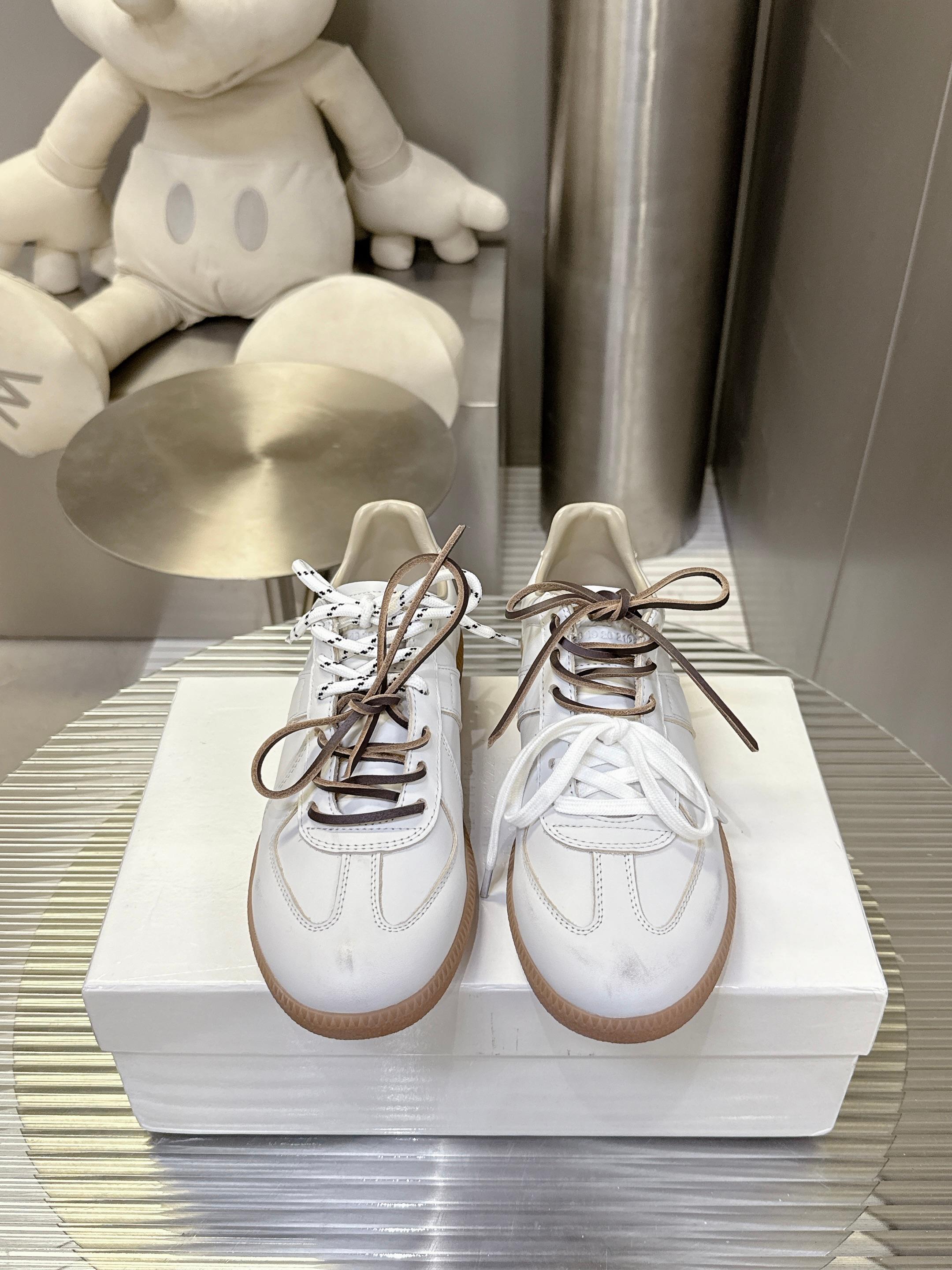 NO:446199,Double-lace-up style [Couple style] The popular MM6 internet celebrity white shoes in the world, famous Belgian designer brand - Maison Margiela 22 Classic Replica Leather Low Sneaker series low-top classic gentleman training flat-soled and versatile white board shoes The shoes that were deconstructed by the pioneer designer Maison Margiela, in addition to the Tabi split-toe shoes introduced by Brother Mai Ming, also has this pair of GAT. It can be said that Maison Margiela opened the road to the fashion circle for it, spring and summer 1999 Martin  Margiela publicly displayed the men's clothing series for the first time in the vhunxia women's clothing show, among which the sneakers were improved GATs. The brand then began to launch its own production GATs, which is the well-known Line 22 Replica shoe model. Size 35-44, casual shoes/sports shoes, masion margiela, masion margiela, sneakers19860909双系带做旧【情侣款】风靡全球MM6网红小白鞋,比利时著名设计师品牌-马丁·马吉拉/Maison Margiela 22 Classic Replica Leather Low Sneaker系列低帮经典绅士德训平底百搭小白板鞋 被解构鬼才先锋设计师Maison Margiela看上的鞋款除了之前粗眉哥为大家介绍的Tabi分趾鞋外,还有就是这双GAT了.可以说是Maison Margiela为它打开了通往时尚圈的道路,1999年春夏 Martin Margiela在vhunxia女装秀中首度公开展示了男装系列,其中有款球鞋便是改良过的GAT.随后品牌开始推出了自家生产的GAT,这也就是我们所熟知的Line 22 Replica鞋款.码数35-44,休闲鞋/运动鞋,masion margiela,masion margiela,sneakers,Women's Shoes