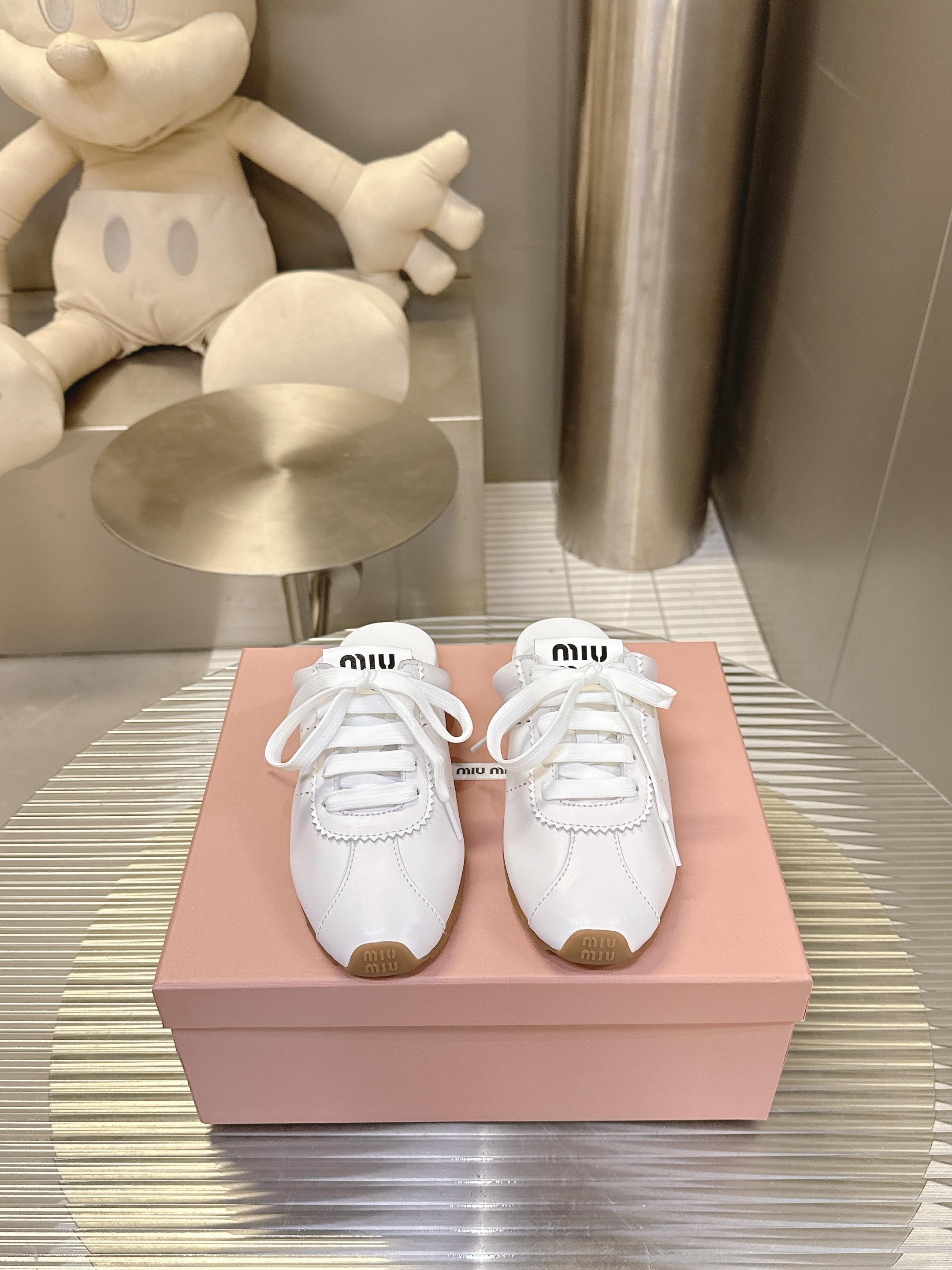 NO:467843,/ Miao Miao's new German training bag-toe slippers, the official website synchronizes the higher version!  The original cowhide fabric is matched with exquisite bud edges, and every inch of leather exudes a low-key luxury, which is 'not deliberately advanced' when worn. The adjustable straps fit the ankle, lazy and delicate, and walk without being dragged. The tongue is embellished with the classic MIUMIU letter logo, details are ecstasy, and it is an ins-style blockbuster. The sole is non-slip and wear-resistant. Size 35-40, semi-dragged fur shoes, miumiu, slippers, cowhide19860909/ 缪缪新款德训包头拖鞋 官网同步高版本！原版牛皮面料搭配精致芽边,每一寸皮质都透着低调的奢华感,穿上就是「不刻意的高级」.  可调节绑带贴合脚踝,慵懒中带点小精致,走路带风不拖沓.鞋舌点缀经典MIUMIU字母logo,细节控狂喜,随手一拍都是ins风大片. 大底生胶鞋底防滑耐磨 码数35-40,半拖毛毛鞋,miumiu,slippers,cowhide,Women's Shoes