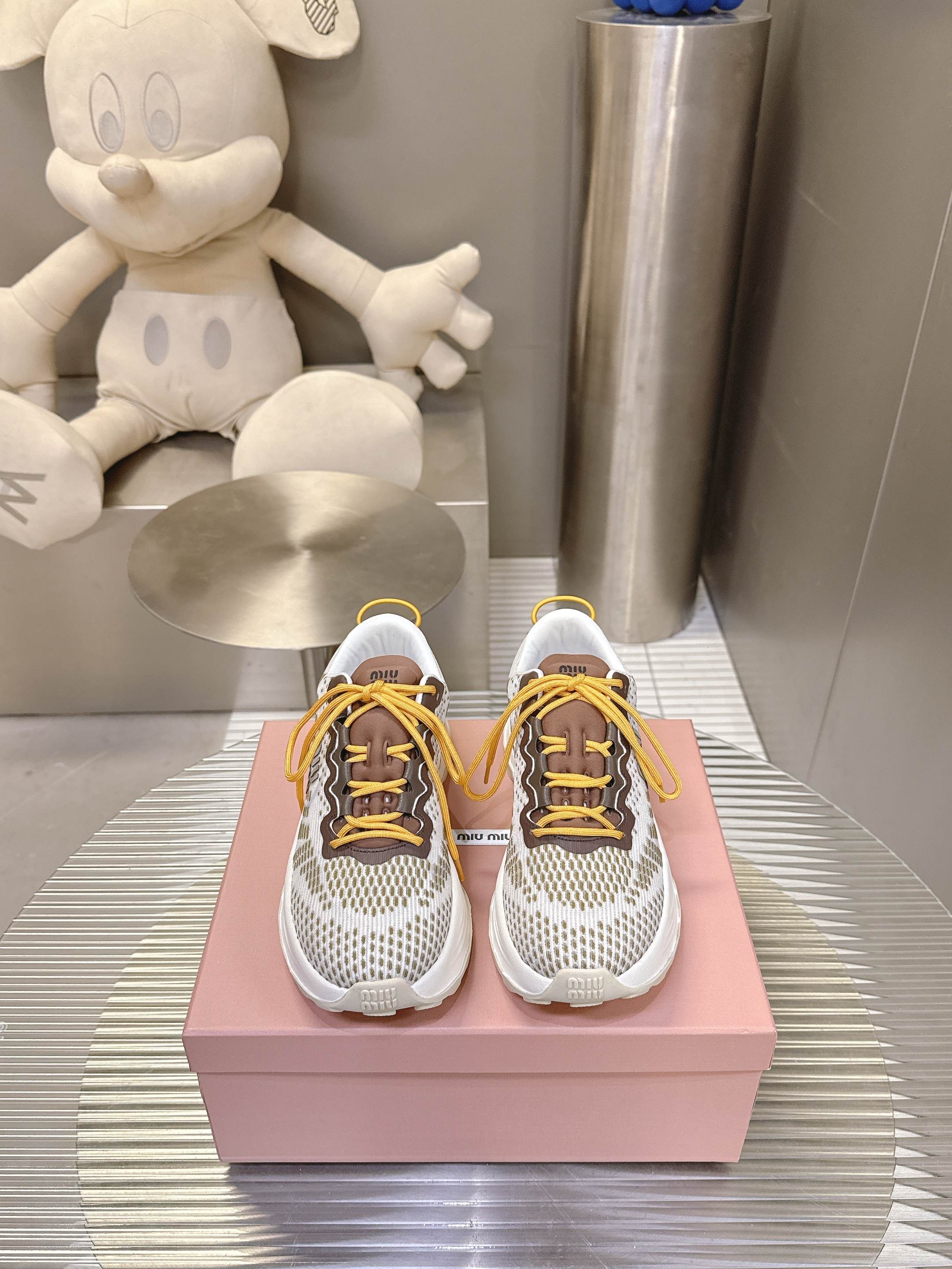 NO:467834,#Mu Miu After leading the aesthetics of slender 'thin-soled shoes', Miu Miu quietly turned to put on a thick-soled sneaker called Technical fabric sneakers. This new work is not a joint model of HOKA ONE ONE, but from the exaggerated outline to the details of raw glue outsoles, it is indeed easy to remind people of the latter's classic design. Miu Miu's shoe products have created hot topics with light and floor-like shoe shapes, from paying tribute to Samba and Mexico 66 to cooperating with New Balance to launch thin-soled sneakers, which has attracted many brands to follow suit. Now, thin-soled shoes have become the mainstream.  Again 'reverse operation' and launching shoe products with a heavy feel seems to show their leadership over the trend of sneakers. In the current fashion context, there is often no accurate definition of whether to imitate or pay tribute. It is also curious whether MiuMiu can reverse the trend of fashion with these thick-soled sneakers and create new topics. Size 35-40, casual shoes/sports shoes, miumiu, sneakers19860909#缪缪 在引领纤细的「薄底鞋」美学多年后,Miu Miu 悄然转向,上架了一款名为 Technical fabric sneakers 的厚底运动鞋.这款新作并非 HOKA ONE ONE 联名款,但从夸张的轮廓到生胶大底细节处理,确实容易让人联想到后者的经典设计. Miu Miu 的鞋履产品曾以轻盈、贴地的鞋型多次制造火热话题,从致敬 Samba、Mexico 66,到与 New Balance 合作推出薄底运动鞋,引发众多品牌效仿.而如今薄底鞋已成主流时 Miu Miu 再次「反向操作」,推出具有厚重感的鞋履产品,似乎在展现其对球鞋趋势的领导力.在当前的时尚语境中,是模仿还是致敬往往没有准确的定义.而 MiuMiu 是否能通过这双厚底球鞋逆转流行方向,制造新的话题,也令人好奇. Size 35-40,休闲鞋/运动鞋,miumiu,sneakers,Women's Shoes