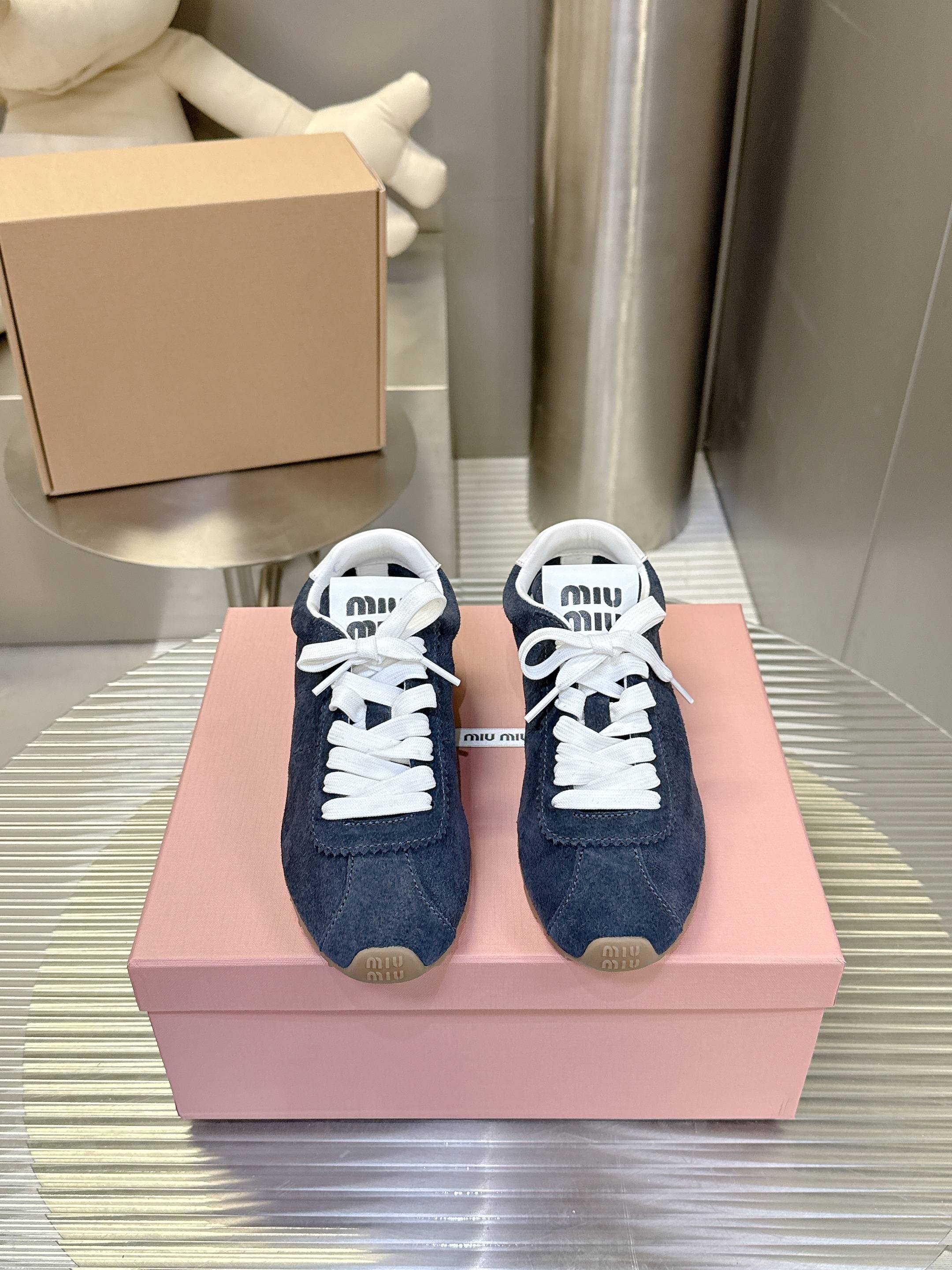 NO:467825,#Miao Miao casual shoes, Dexue shoes, the main models this year are retro and fashionable, simple and high-end, casually matched. They are very comfortable to wear and must-have for the year!  Cowhide material original molded outsole Size35-40, casual shoes/sports shoes, sneakers, cowhide19860909# 缪缪休闲鞋 德训鞋 今年主推款 复古时尚 简约高级 随意搭配 上脚非常舒适,年度必入款！ 牛皮材质 原版开模大底 Size35-40,休闲鞋/运动鞋,sneakers,cowhide,Women's Shoes