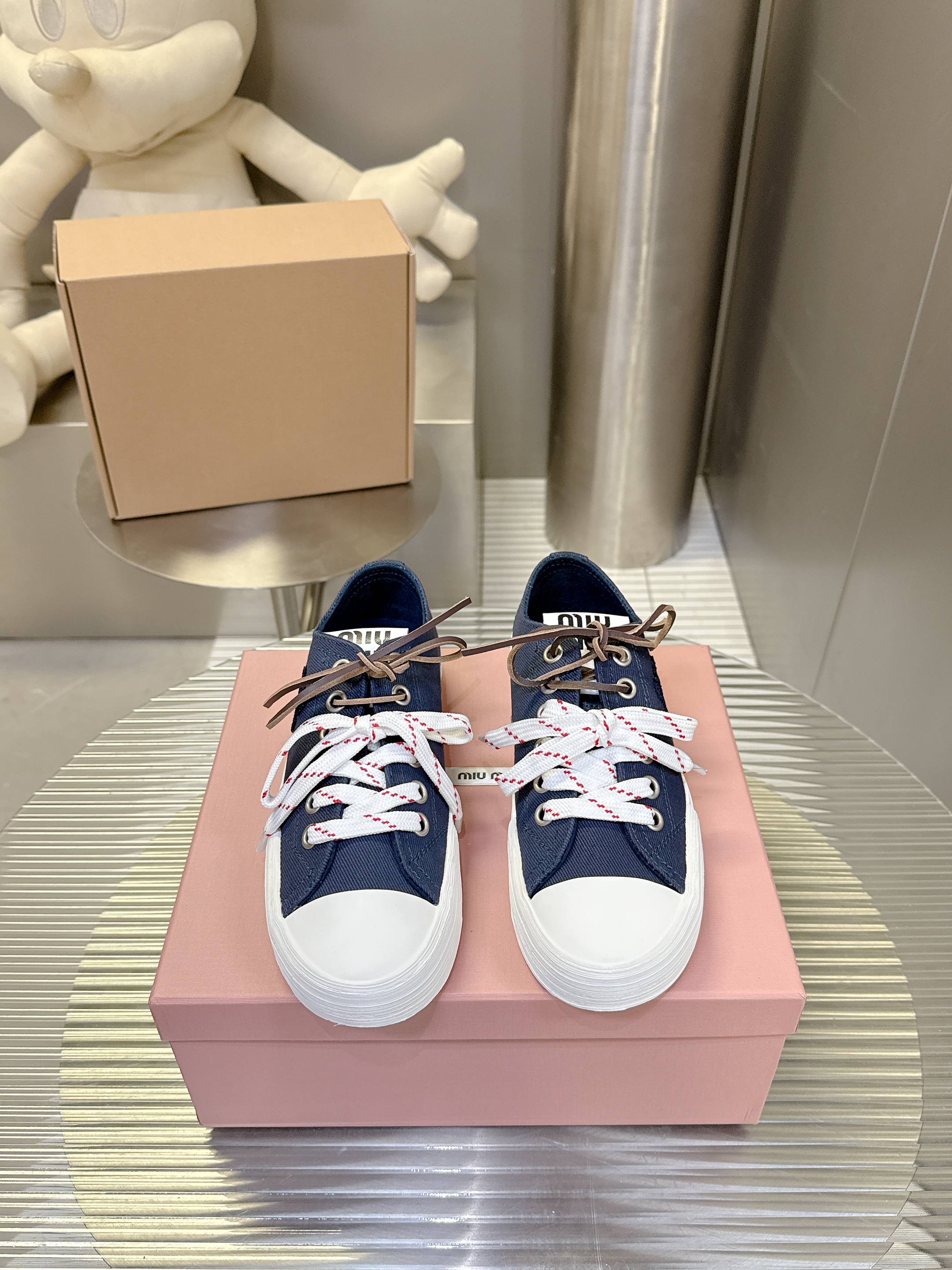 NO:467803,/ Miao Miao retro style biscuit shoes casual canvas shoes pair of lace cloth shoes. A pair of lace cloth shoes that are popular. A must-have for purchase~ Simple and high-end. It is very comfortable to match with the feet casually. It is a must-have for purchase in the year!  The latest spring and summer catwalk cloth shoes are popular among domestic and foreign bloggers. The Xiaohongshu grass planting series, the retro and fashionable and beautiful sneaker design, and the recognizable shoe tongue creates a Buddhist sweet casual style. The aura of the foot is very casual!  Customized high-density canvas material, non-slip rubber outsole, Size35-40, casual shoes/sports shoes, sneakers19860909/ 缪缪复古风饼干鞋休闲帆布鞋双鞋带布鞋 颜值担当火爆双鞋带布鞋 不得不入的一款～简约高级 随意搭配上脚非常舒适,年度必入款！春夏最新走秀款布鞋国内外博主刷爆的一款,小红书种草系列,复古又时髦上脚美炸了简约的运动板鞋设计,极具辨识度的鞋舌,打造佛系甜美的休闲风 上脚气场十足随意搭配！ 定制高密度帆布材质 防滑橡胶大底  Size35-40,休闲鞋/运动鞋,sneakers,Women's Shoes