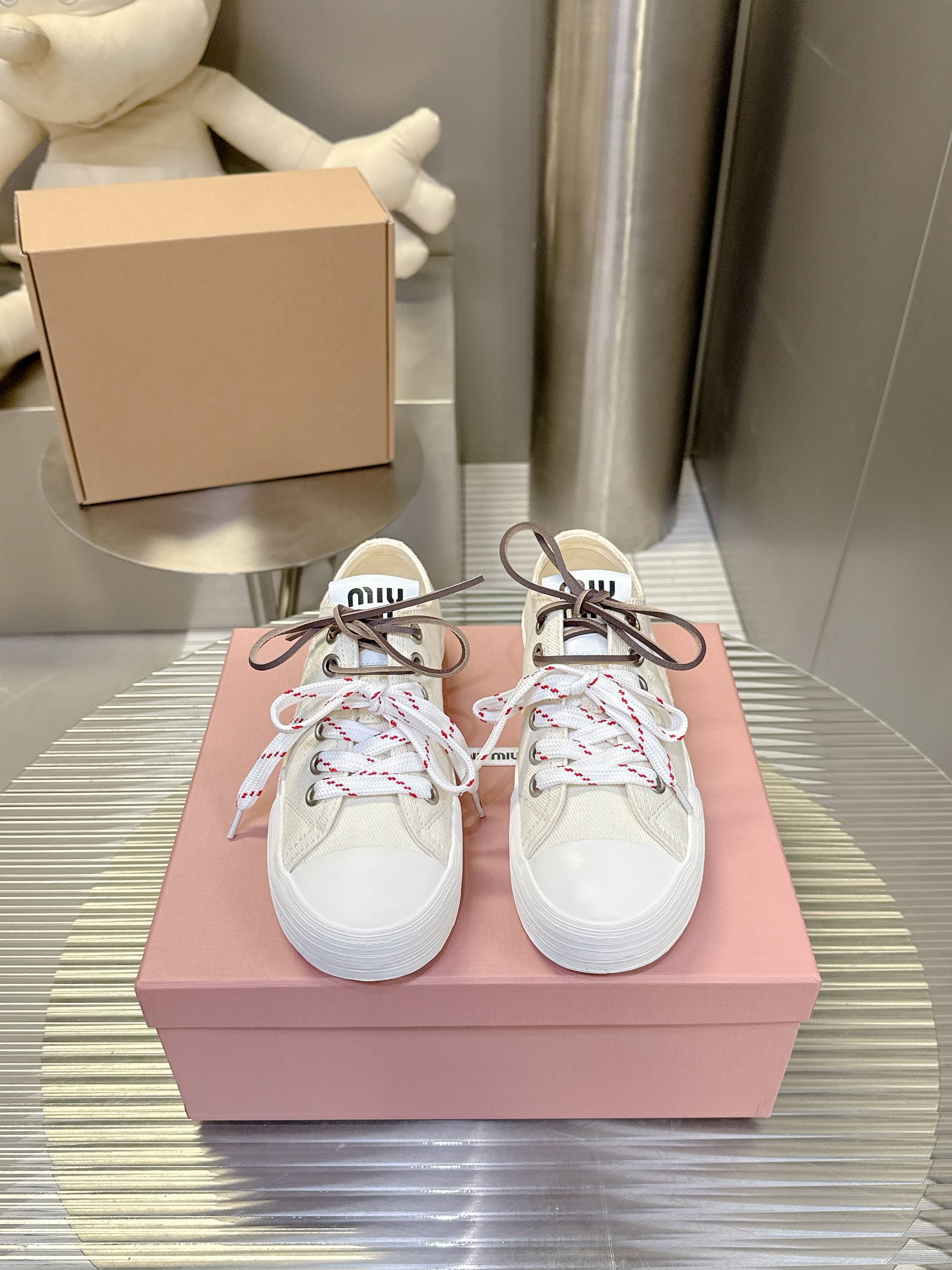 NO:467811,/ Miao Miao retro style biscuit shoes casual canvas shoes pair of lace cloth shoes. A pair of lace cloth shoes that are popular. A must-have for purchase~ Simple and high-end. It is very comfortable to match with the feet casually. It is a must-have for purchase in the year!  The latest spring and summer catwalk cloth shoes are popular among domestic and foreign bloggers. The Xiaohongshu grass planting series, the retro and fashionable and beautiful sneaker design, and the recognizable shoe tongue creates a Buddhist sweet casual style. The aura of the foot is very casual!  Customized high-density canvas material, non-slip rubber outsole, Size35-40, casual shoes/sports shoes, sneakers19860909/ 缪缪复古风饼干鞋休闲帆布鞋双鞋带布鞋 颜值担当火爆双鞋带布鞋 不得不入的一款～简约高级 随意搭配上脚非常舒适,年度必入款！春夏最新走秀款布鞋国内外博主刷爆的一款,小红书种草系列,复古又时髦上脚美炸了简约的运动板鞋设计,极具辨识度的鞋舌,打造佛系甜美的休闲风 上脚气场十足随意搭配！ 定制高密度帆布材质 防滑橡胶大底  Size35-40,休闲鞋/运动鞋,sneakers,Women's Shoes