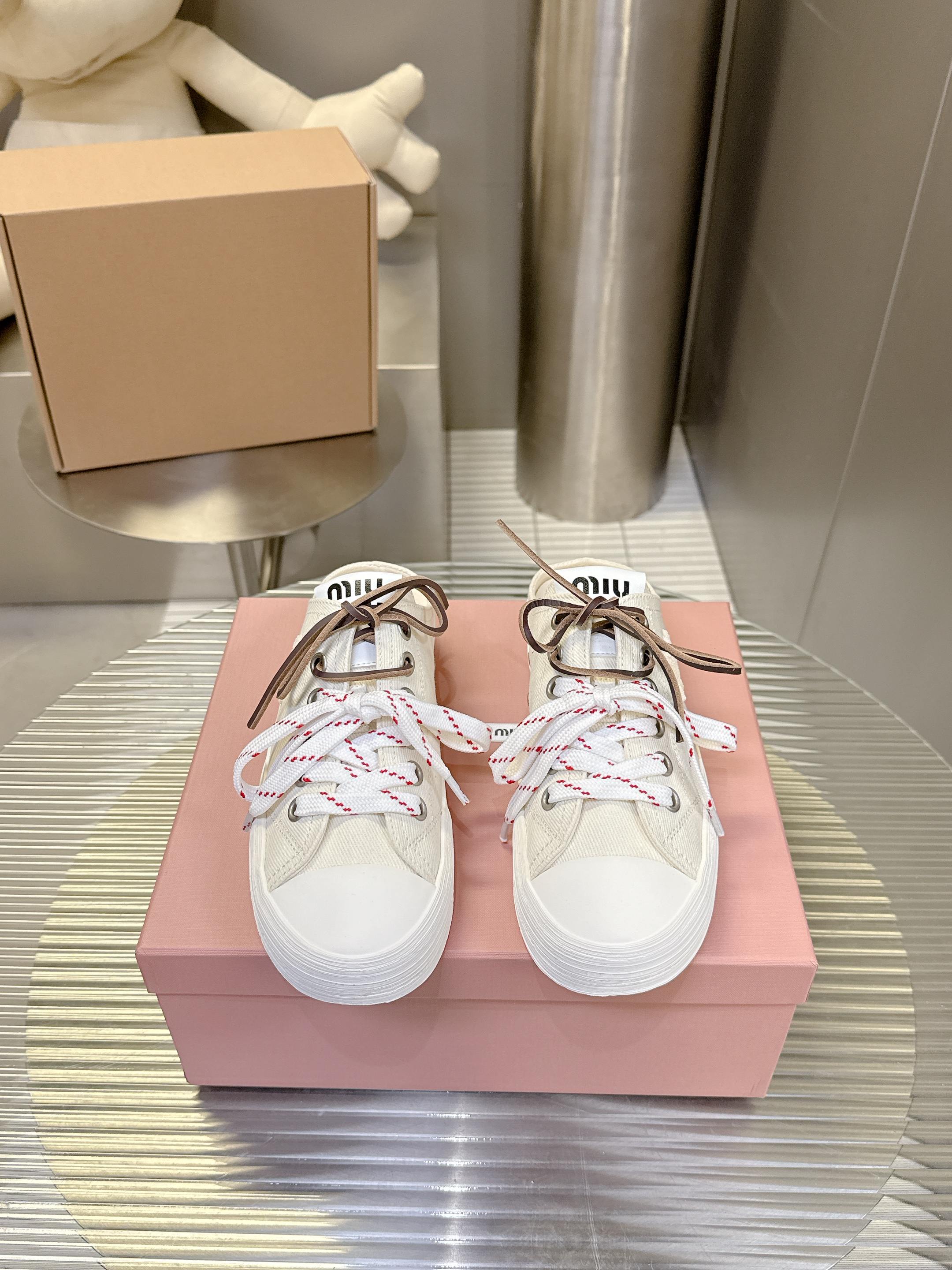 NO:467819,/ Miao Miao retro style biscuit shoes casual canvas shoes pair of lace cloth shoes. A pair of lace cloth shoes that are popular. A must-have for purchase~ Simple and high-end. It is very comfortable to match with the feet casually. It is a must-have for purchase in the year!  The latest spring and summer catwalk cloth shoes are popular among domestic and foreign bloggers. The Xiaohongshu grass planting series, the retro and fashionable and beautiful sneaker design, and the recognizable shoe tongue creates a Buddhist sweet casual style. The aura of the foot is very casual!  Customized high-density canvas material, non-slip rubber outsole, Size35-40, casual shoes/sports shoes, sneakers19860909/ 缪缪复古风饼干鞋休闲帆布鞋双鞋带布鞋 颜值担当火爆双鞋带布鞋 不得不入的一款～简约高级 随意搭配上脚非常舒适,年度必入款！春夏最新走秀款布鞋国内外博主刷爆的一款,小红书种草系列,复古又时髦上脚美炸了简约的运动板鞋设计,极具辨识度的鞋舌,打造佛系甜美的休闲风 上脚气场十足随意搭配！ 定制高密度帆布材质 防滑橡胶大底  Size35-40,休闲鞋/运动鞋,sneakers,Women's Shoes