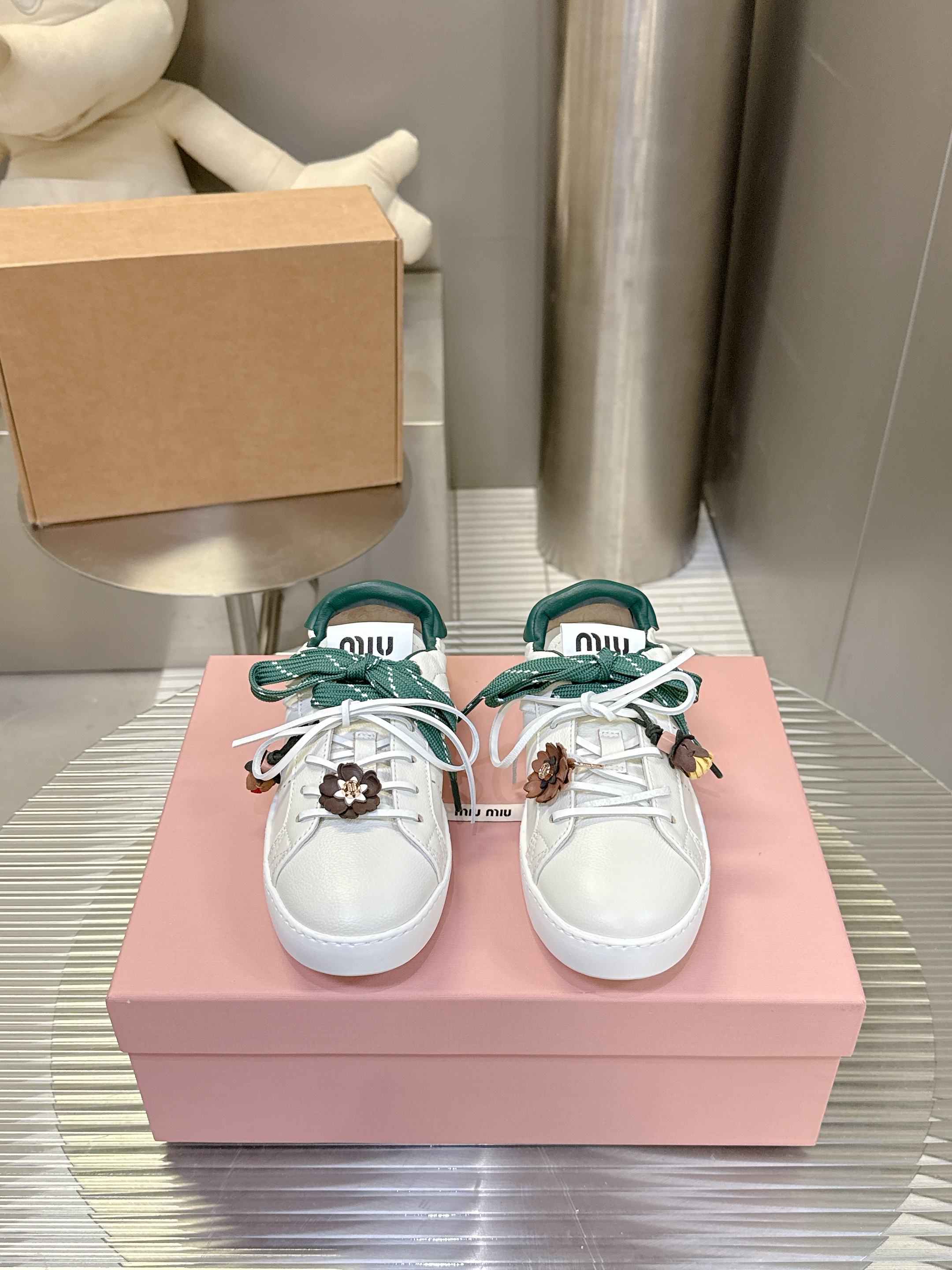 NO:467833,Miao Miao's new British style lace-up white shoes casual shoes new season trend elements 1 The concept of love at this moment, diverse collision, conveying modern style ~ It looks good no matter how to wear it. Fashionable favorite. Super comfortable to wear. Cowhide material. Sheepskin inner. Anti-slip rubber sole. Size35-40. Casual shoes/sports shoes, sneakers, cowhide, sheepskin.19860909缪缪新款英伦风系带小白鞋 休闲鞋 新季的潮流要素一 此刻挚爱的概念,多元对撞,传达现代风格~ 怎么穿都好看 时髦精最爱 上脚超级舒服 牛皮材质 羊皮内里 防滑橡胶大底 Size35-40,休闲鞋/运动鞋,sneakers,cowhide,sheepskin,Women's Shoes