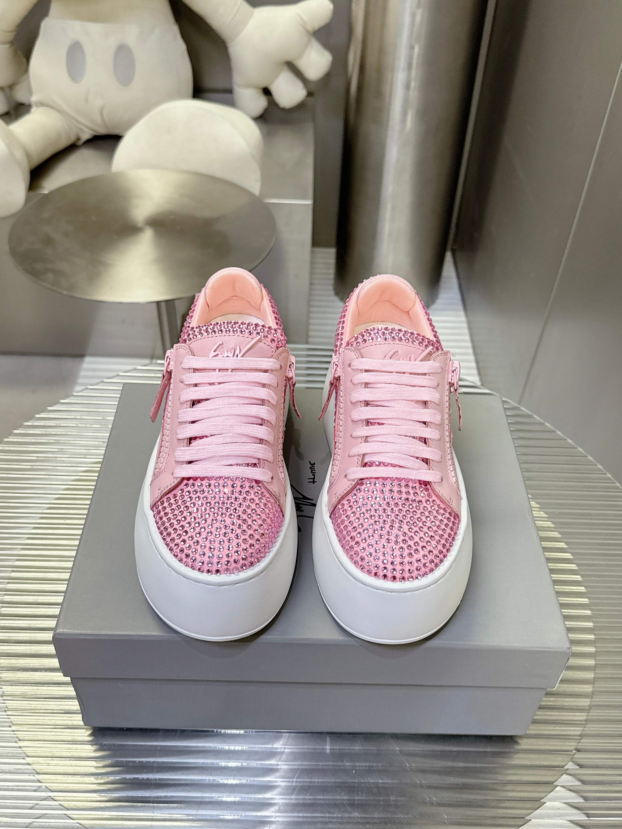 NO:545355,Giuseppe Zanotti latest GZ94 thick-soled rhinestone zippered casual sneakers original purchase and development Made this product for women's sneakers, white leather, label embellishment high-frequency processing 'handwritten brand logo', white shoelaces, white zippers, off-white rubber sole, brand logo, exquisite packaging for delivery counter, original custom-made top layer cowhide, original custom-made breathable inner lining, large sole original opening mold 6CM rubber foam material Size women's size 35-39, casual shoes/sneakers, sneakers, cowhide19860909Giuseppe Zanotti 最新 GZ94 厚底水钻 拉链休闲运动鞋原版购入开发 做货 这款女士运动鞋,白色皮革,标签点缀高频处理“手写体品牌标志”,白色鞋带,白色拉链,灰白色橡胶鞋底,带品牌标志 配送专柜精美包装 面料原版定制头层牛皮 内里原版定制透气内里 大底原版开模6CM橡胶发泡材质 Size女码35-39,休闲鞋/运动鞋,sneakers,cowhide,Women's Shoes