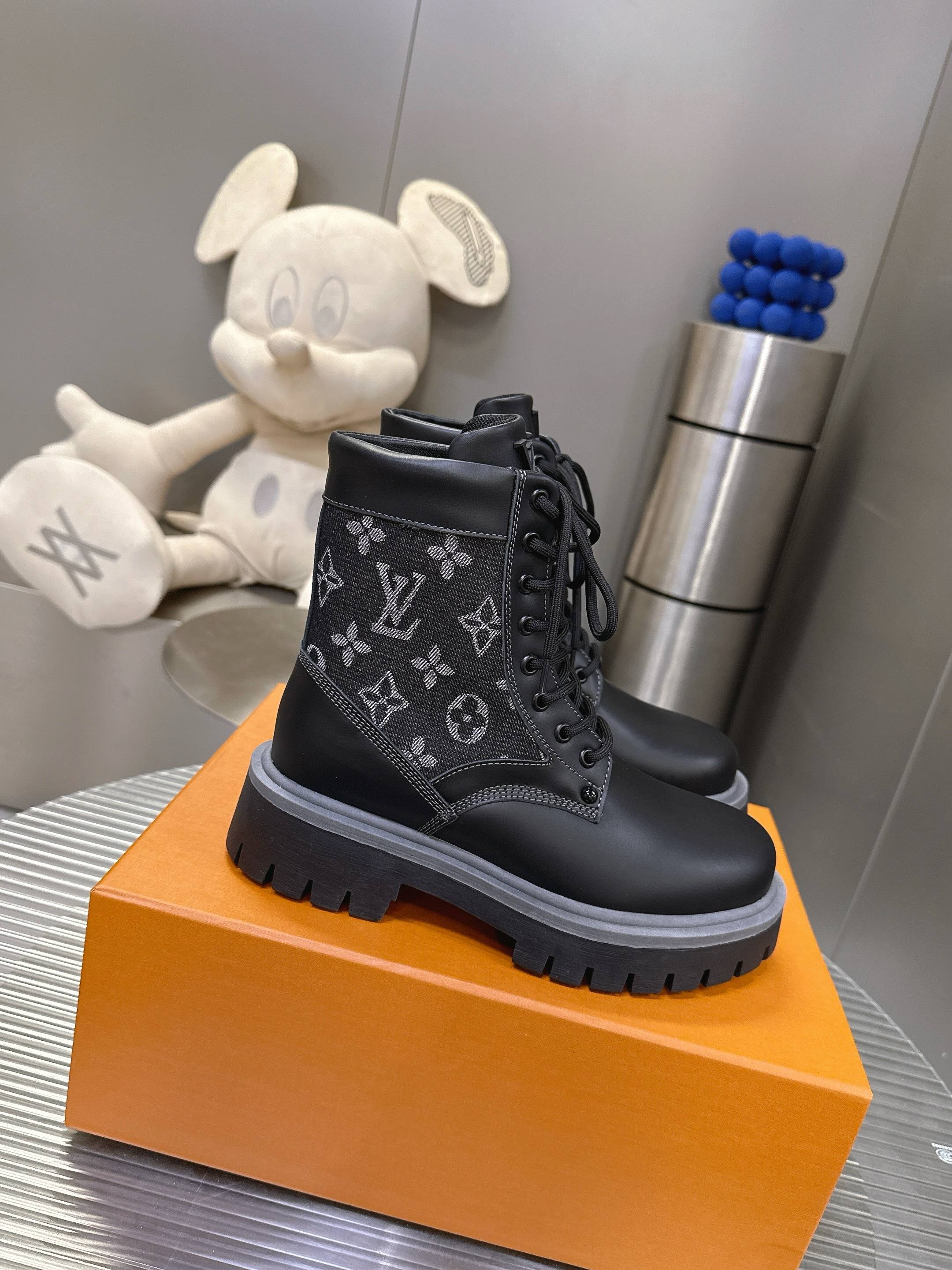 NO:614158,Louis Vuitton Louis Vuitton cowhide and denim printed high-top thick-soled Martin boots, a must-have for women in winter, size 35-40 #vMartin boots #Lv flat Martin boots #v short boots #v thick-soled short boots, boots, louis vuitton, louis vuitton, louis vuitton, boots, cowhide19860909Louis Vuitton 路易威登牛皮拼牛仔印花系高帮厚底马丁靴 冬天必备女款,码数35-40 #v马丁靴 #Lv平底马丁靴 #v短靴 #v厚底短靴,靴子,louis vuitton,louis vuitton,louis vuitton,boots,cowhide,Women's Shoes