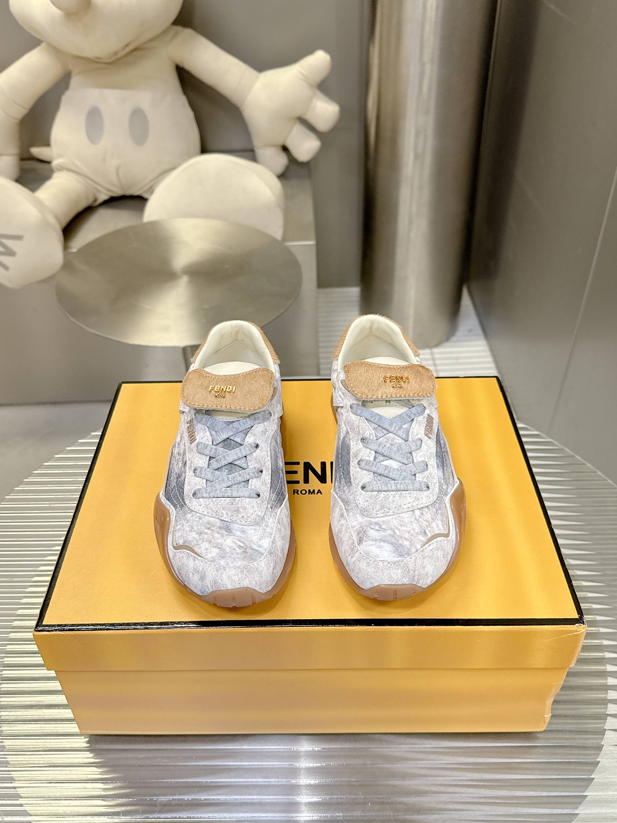 NO:614153,Only for women, Fendi's new retro-style flat-soled sports and casual shoes. The upper is made of cow suede + leather splicing, with a distressed texture. The texture is high-end and unique; the tongue has the FENDI logo, and the brand recognition is hidden in the details. The round toe + Velcro buckle, easy to put on and take off and adapt to different foot types;  The shoe shape is loose, tolerant of wide feet/fat feet, and at the same time visually makes the feet small; the color is low-saturated retro color, with a relaxed 'old money style' tone. The sole is a lightweight rubber sole, which is soft and elastic and does not tire the feet, suitable for daily commuting or shopping; the style is compatible with retro, casual, light and mature style, and it goes well with jeans, suit pants, and dresses. The upper is cowhide, the inner sheepskin outsole is the original molded outsole, and the height is increased by 3cm  Size35-40,casual shoes/sports shoes,fendi,fendi,sneakers,skirts,jeans,business suit,cowhide,sheepskin19860909限女款 芬迪新款复古风平底运动休闲鞋 鞋面是牛反绒+皮革拼接,自带做旧纹理,质感高级还显独特；鞋舌有FENDI标识,细节处藏着品牌辨识度.圆头+魔术贴搭扣,穿脱方便且适配不同脚型； 鞋型偏宽松,对脚宽/脚胖包容度高,同时视觉显脚小；配色是低饱和复古色系,自带松弛的“老钱风”调性.鞋底是轻质橡胶底,软弹不累脚,日常通勤或者逛街都适配；风格兼容复古、休闲、轻熟风,搭牛仔裤、西装裤、连衣裙都不违和. 鞋面牛皮 内里羊皮 大底原版开模大底 增高3cm Size35-40,休闲鞋/运动鞋,fendi,fendi,sneakers,skirts,jeans,business suit,cowhide,sheepskin,Women's Shoes