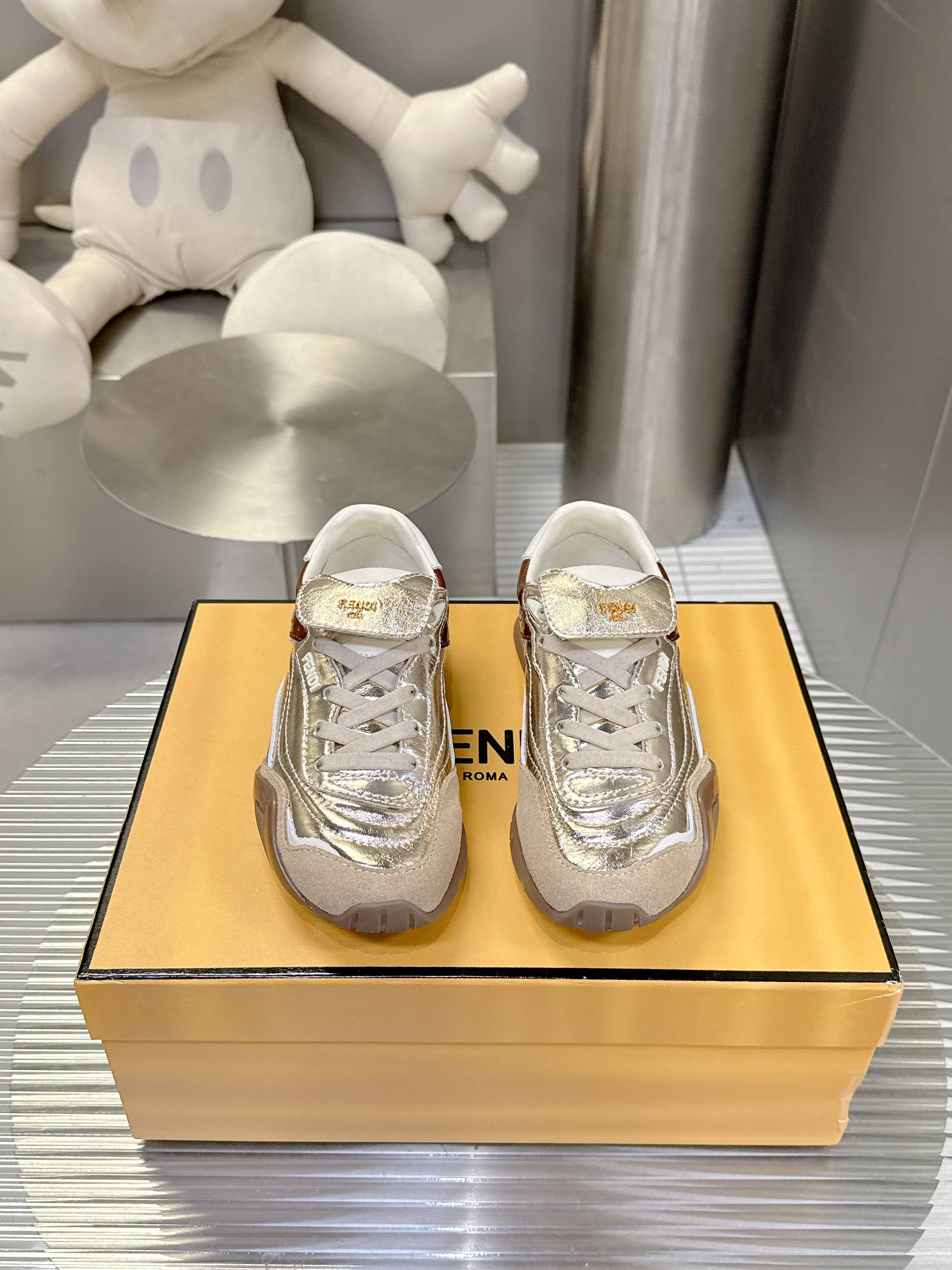 NO:614148,Couple model, Fendi's new retro-style flat-soled sports and casual shoes. The upper is made of cow suede + leather stitching, with an old texture. The texture is high-end and unique; the tongue has the FENDI logo, and the brand recognition is hidden in the details. The round toe + Velcro buckle, easy to put on and take off and adapt to different foot types;  The shoe shape is loose, tolerant of wide feet/fat feet, and at the same time visually makes the feet small; the color is low-saturated retro color, with a relaxed 'old money style' tone. The sole is a lightweight rubber sole, which is soft and elastic and does not tire the feet, suitable for daily commuting or shopping; the style is compatible with retro, casual, light and mature style, and it goes well with jeans, suit pants, and dresses. The upper is cowhide, the inner sheepskin outsole is the original molded outsole, and the height is increased by 3cm  Size35-44,casual shoes/sports shoes,fendi,fendi,sneakers,skirts,jeans,business suit,cowhide,sheepskin19860909情侣款 芬迪新款复古风平底运动休闲鞋 鞋面是牛反绒+皮革拼接,自带做旧纹理,质感高级还显独特；鞋舌有FENDI标识,细节处藏着品牌辨识度.圆头+魔术贴搭扣,穿脱方便且适配不同脚型； 鞋型偏宽松,对脚宽/脚胖包容度高,同时视觉显脚小；配色是低饱和复古色系,自带松弛的“老钱风”调性.鞋底是轻质橡胶底,软弹不累脚,日常通勤或者逛街都适配；风格兼容复古、休闲、轻熟风,搭牛仔裤、西装裤、连衣裙都不违和. 鞋面牛皮 内里羊皮 大底原版开模大底 增高3cm Size35-44,休闲鞋/运动鞋,fendi,fendi,sneakers,skirts,jeans,business suit,cowhide,sheepskin,Women's Shoes