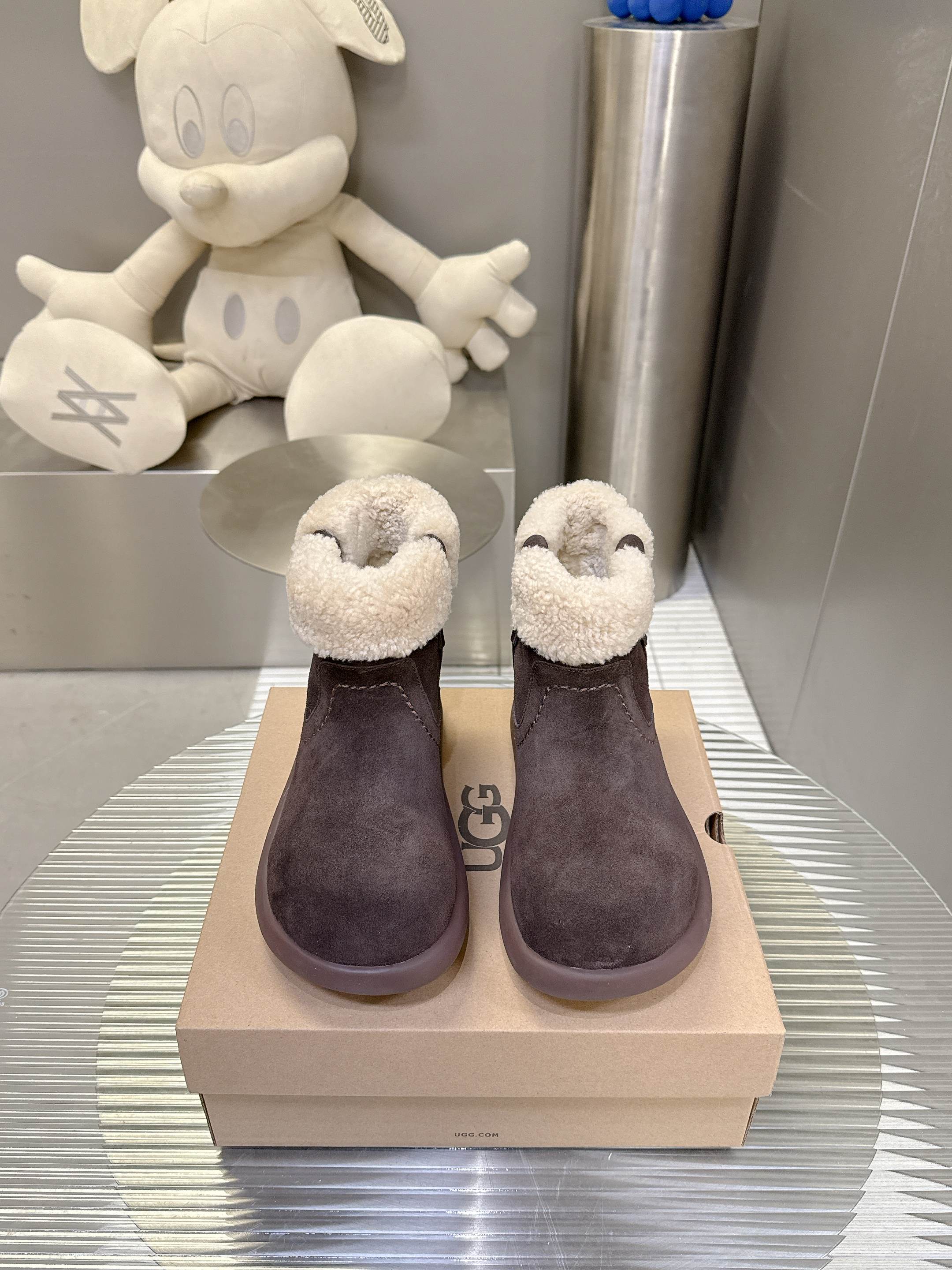 NO:653349,UG*25’s latest popular wool boots are really a must-have pair for everyone!  The representative of laziness and casualness, it is really high-end when worn on the feet. The wrapping feeling on the feet is super nice and very comfortable. It is a must-have for lazy people. It is made of A-grade cow suede fabric and pure wool lining. It is warm, comfortable, fashionable and versatile. Size 35-40, furry shoes, boots19860909UG*25最新爆款羊毛靴真的是必须人手一双！慵懒随性的代表,穿搭上脚真的很高级上脚包裹感超nice,很舒服,懒人必备A级牛反绒面料纯羊毛内里,保暖舒适时尚百搭 码数35-40,毛毛鞋,boots,Women's Shoes