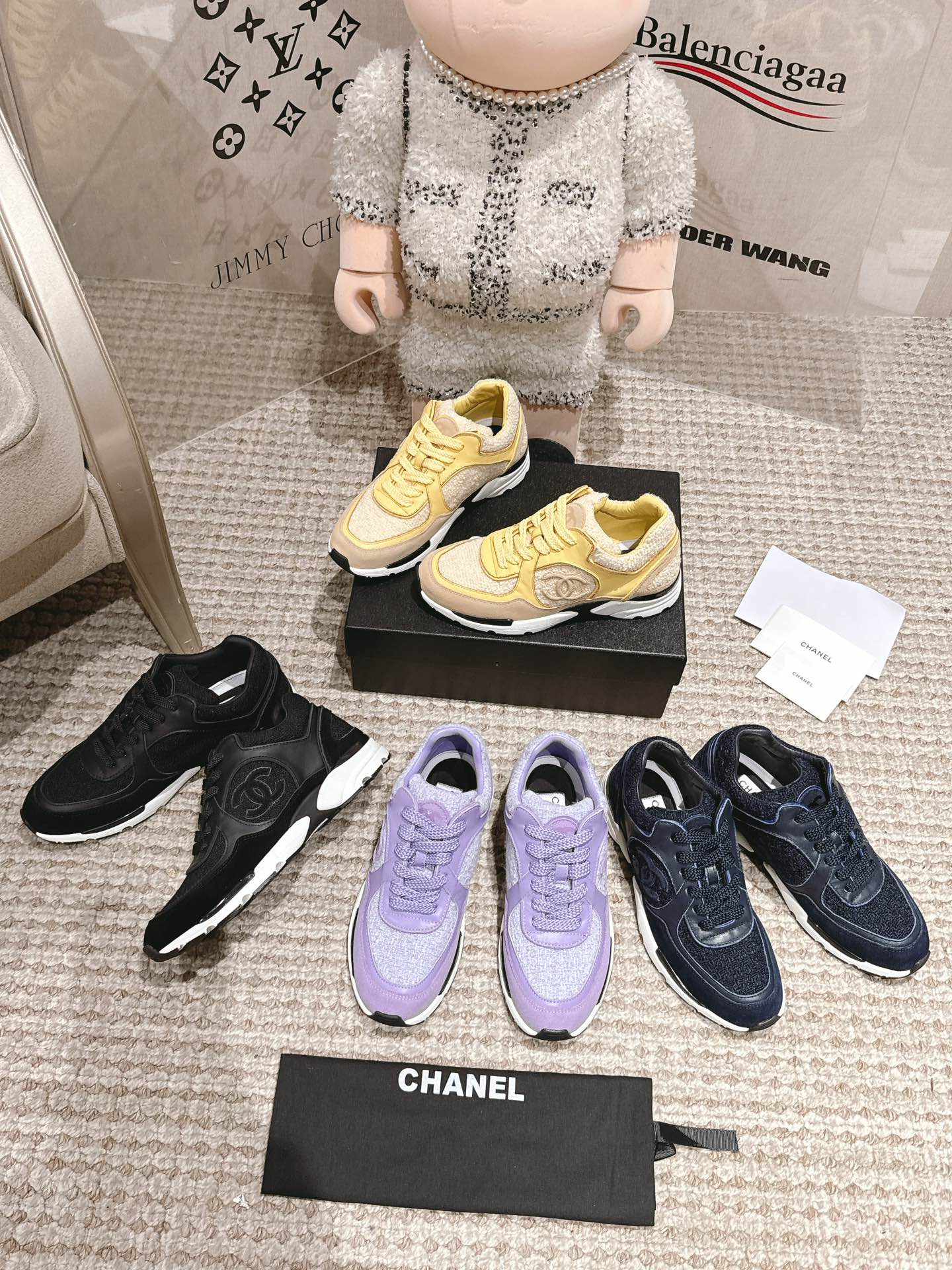 女款：35-41#，💰¥320，男款：39/45#💰¥330。
2023年人气产品一香萘儿（Chanel）银色系列现货发售！
购原版1:1复刻。
每一针一线都高标准要求。
不论从型体、舒适度、用料、做工、包装上面、我们都下足工夫！
也许我们不是市场上最便宜的、但绝对是性价比至高的!
各大明星、网红争相抢购！
您绝对值得拥有！