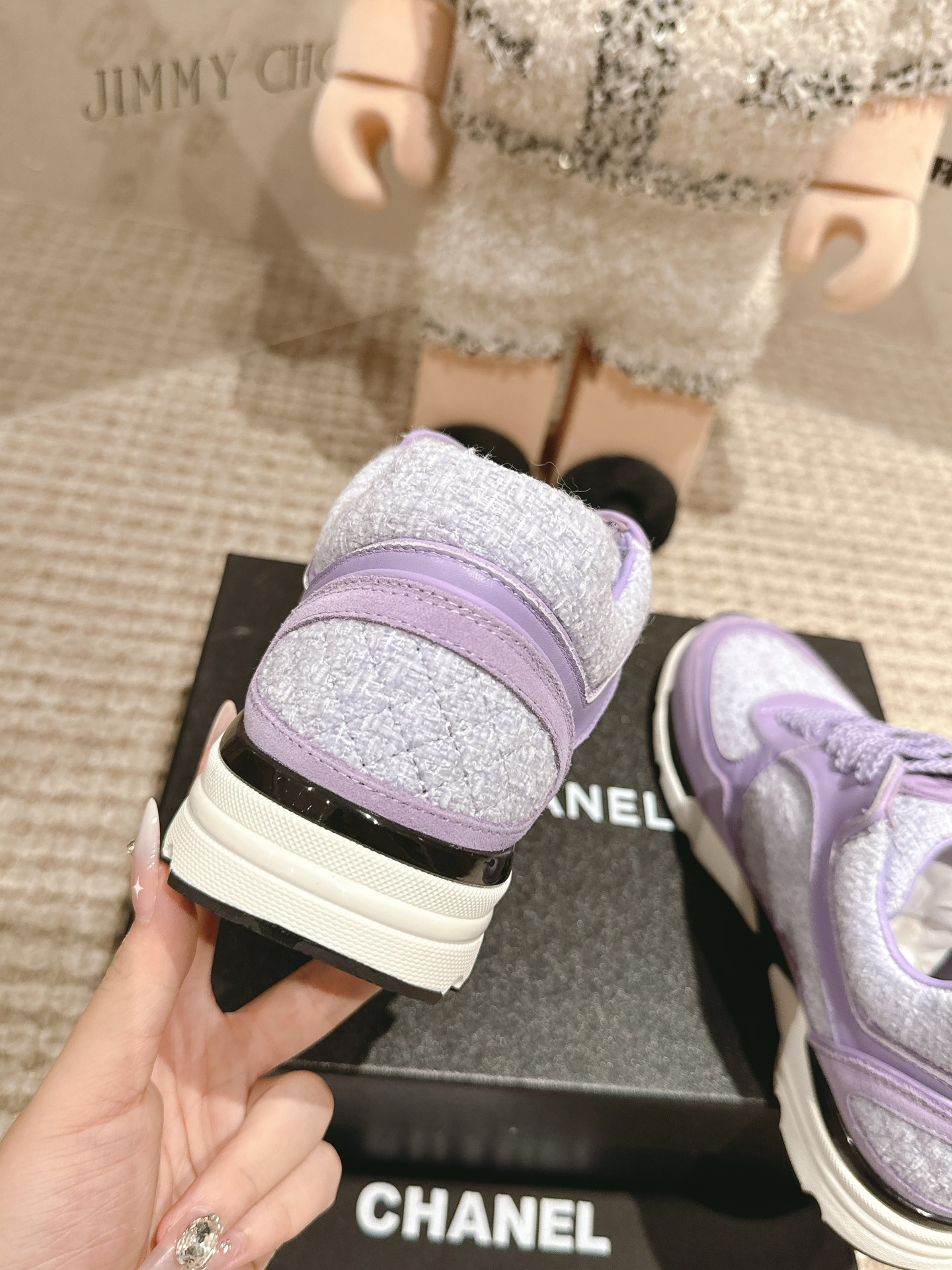 女款：35-41#，💰¥320，男款：39/45#💰¥330。
2023年人气产品一香萘儿（Chanel）银色系列现货发售！
购原版1:1复刻。
每一针一线都高标准要求。
不论从型体、舒适度、用料、做工、包装上面、我们都下足工夫！
也许我们不是市场上最便宜的、但绝对是性价比至高的!
各大明星、网红争相抢购！
您绝对值得拥有！