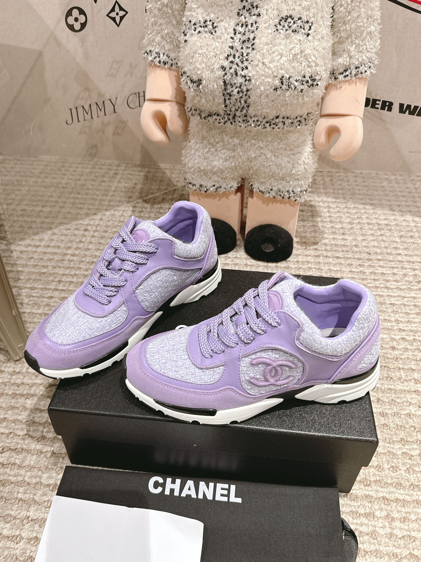 女款：35-41#，💰¥320，男款：39/45#💰¥330。
2023年人气产品一香萘儿（Chanel）银色系列现货发售！
购原版1:1复刻。
每一针一线都高标准要求。
不论从型体、舒适度、用料、做工、包装上面、我们都下足工夫！
也许我们不是市场上最便宜的、但绝对是性价比至高的!
各大明星、网红争相抢购！
您绝对值得拥有！