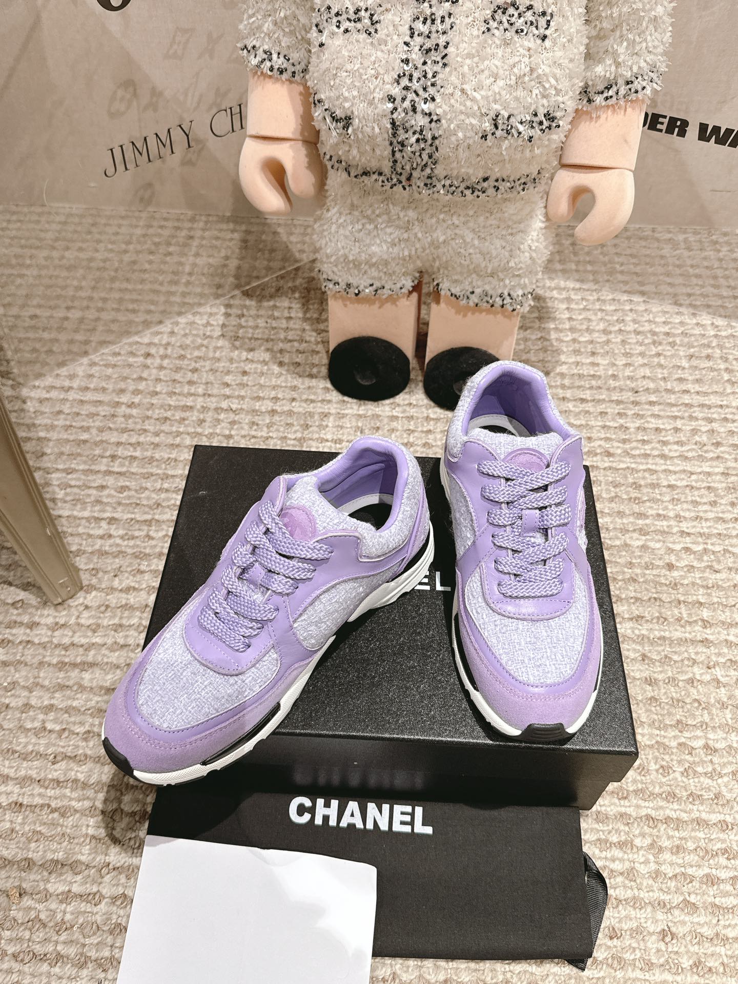 女款：35-41#，💰¥320，男款：39/45#💰¥330。
2023年人气产品一香萘儿（Chanel）银色系列现货发售！
购原版1:1复刻。
每一针一线都高标准要求。
不论从型体、舒适度、用料、做工、包装上面、我们都下足工夫！
也许我们不是市场上最便宜的、但绝对是性价比至高的!
各大明星、网红争相抢购！
您绝对值得拥有！