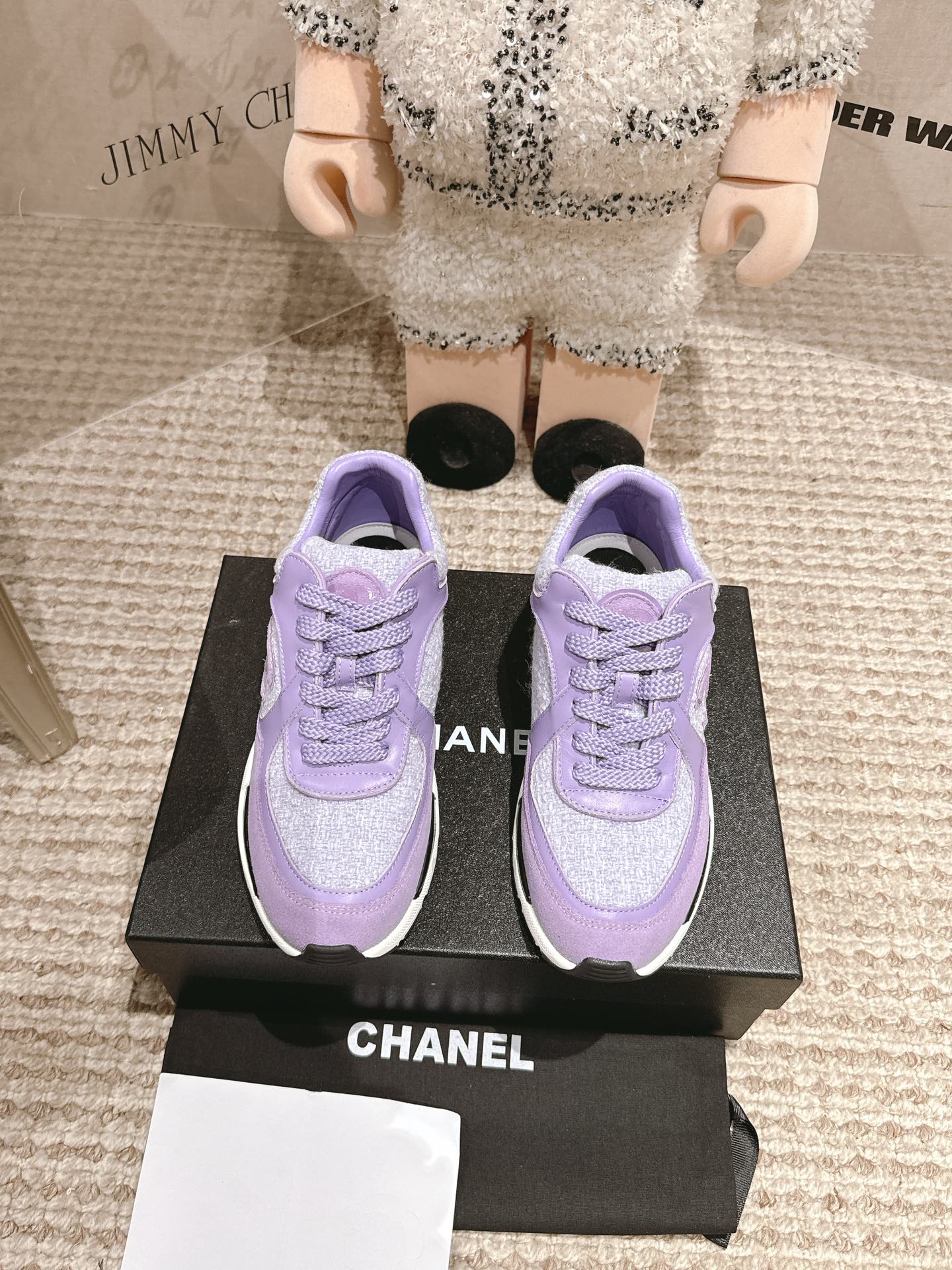 女款：35-41#，💰¥320，男款：39/45#💰¥330。
2023年人气产品一香萘儿（Chanel）银色系列现货发售！
购原版1:1复刻。
每一针一线都高标准要求。
不论从型体、舒适度、用料、做工、包装上面、我们都下足工夫！
也许我们不是市场上最便宜的、但绝对是性价比至高的!
各大明星、网红争相抢购！
您绝对值得拥有！