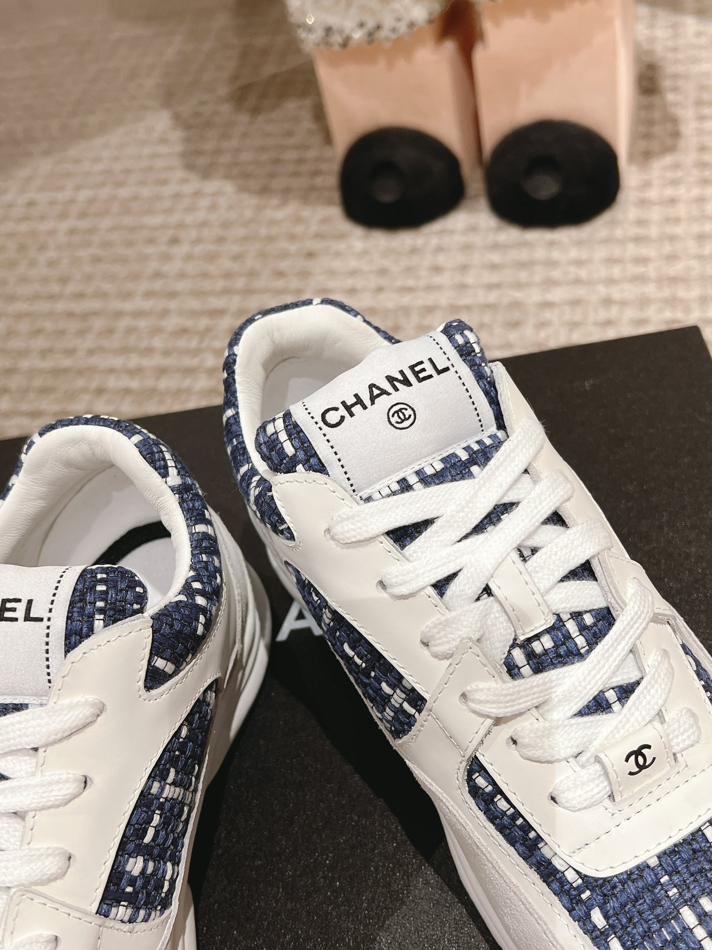 女款：35-41#，💰¥280，男款：39/45#💰¥290。
2024年人气产品一香萘儿（Chanel）彩布系列现货发售！
购原版1:1复刻。
每一针一线都高标准要求。
不论从型体、舒适度、用料、做工、包装上面、我们都下足工夫！
也许我们不是市场上最便宜的、但绝对是性价比至高的!
各大明星、网红争相抢购！
您绝对值得拥有！