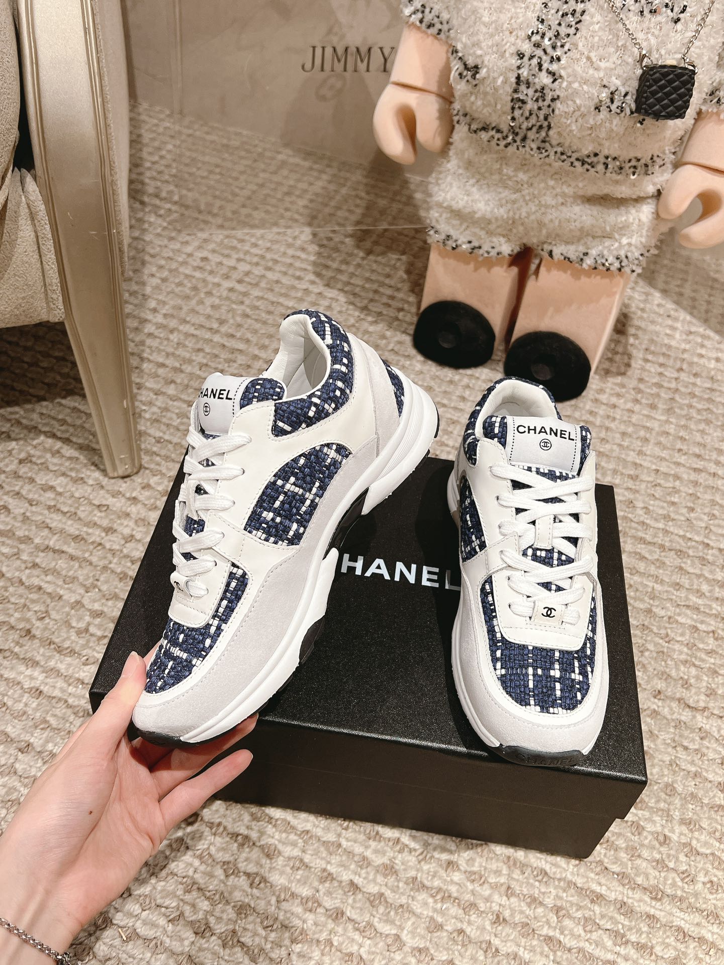 女款：35-41#，💰¥280，男款：39/45#💰¥290。
2024年人气产品一香萘儿（Chanel）彩布系列现货发售！
购原版1:1复刻。
每一针一线都高标准要求。
不论从型体、舒适度、用料、做工、包装上面、我们都下足工夫！
也许我们不是市场上最便宜的、但绝对是性价比至高的!
各大明星、网红争相抢购！
您绝对值得拥有！