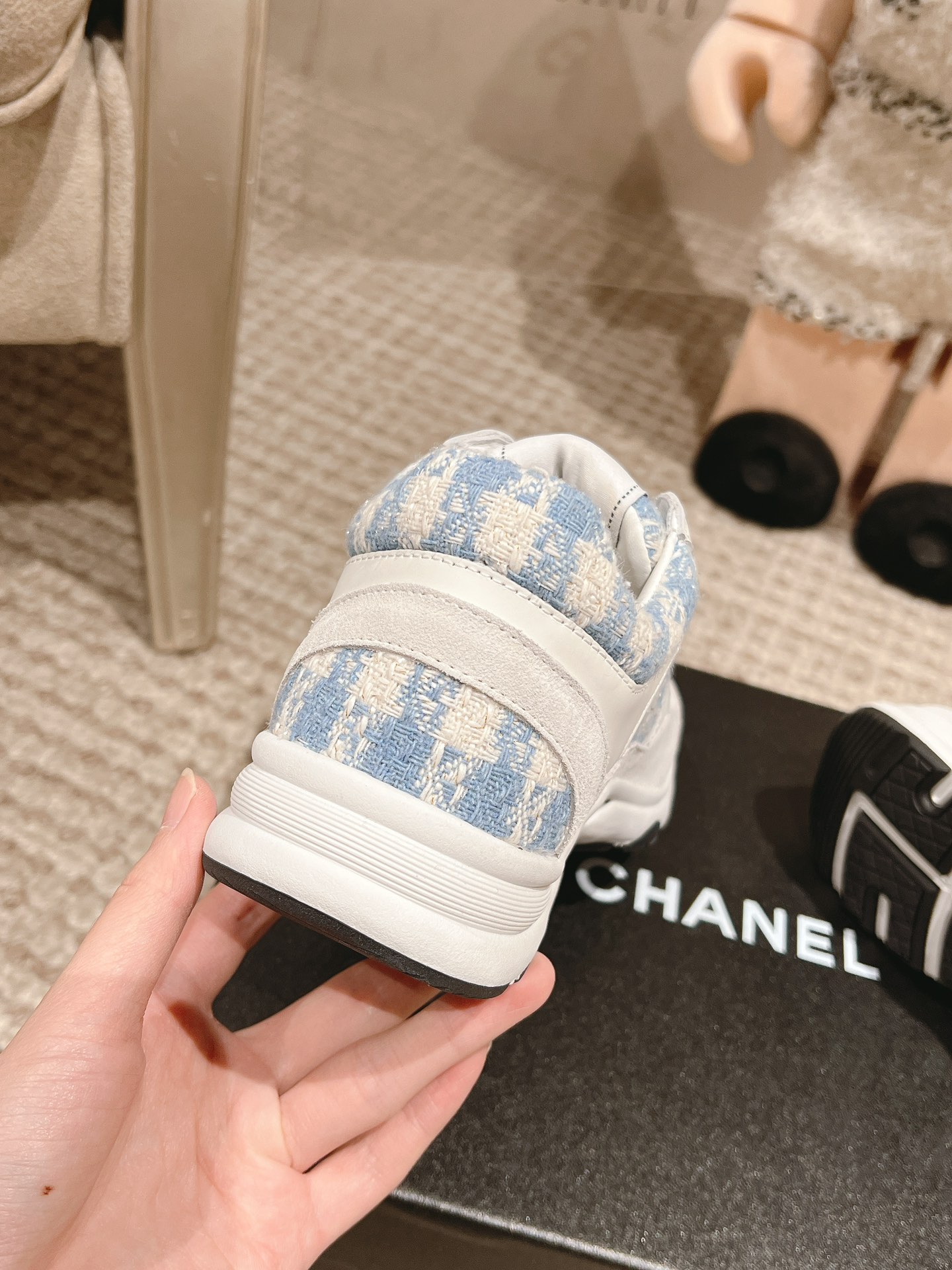 女款：35-41#，💰¥280，男款：39/45#💰¥290。
2024年人气产品一香萘儿（Chanel）彩布系列现货发售！
购原版1:1复刻。
每一针一线都高标准要求。
不论从型体、舒适度、用料、做工、包装上面、我们都下足工夫！
也许我们不是市场上最便宜的、但绝对是性价比至高的!
各大明星、网红争相抢购！
您绝对值得拥有！