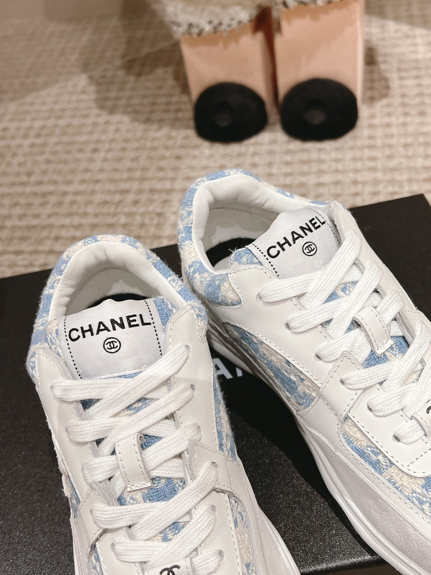 女款：35-41#，💰¥280，男款：39/45#💰¥290。
2024年人气产品一香萘儿（Chanel）彩布系列现货发售！
购原版1:1复刻。
每一针一线都高标准要求。
不论从型体、舒适度、用料、做工、包装上面、我们都下足工夫！
也许我们不是市场上最便宜的、但绝对是性价比至高的!
各大明星、网红争相抢购！
您绝对值得拥有！