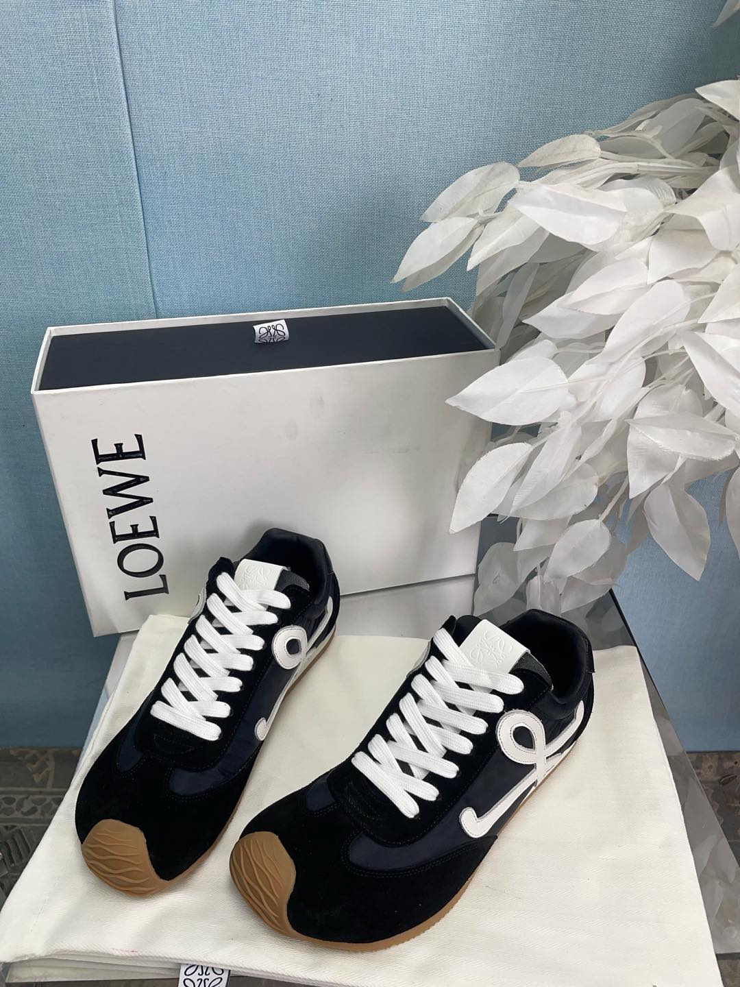 NO:381956,–LOEWE’s most popular shoe recently, with side embroidered logo design, super cute and cute. A must-have for fashionista that cannot be missed. There is no complicated decoration. The vintage feels very good. Pure and minimalist. It is neat and poetic. Super versatile and easy to install... Fabric Yangjing + imported high-density canvas, inner sheepskin, footbed sheepskin, original sole original custom molded sole, packaging, complete set of sizes 35-41 (standard code) 40.41 custom-made non-return and exchange, casual shoes/sports shoes, loewe, loewe, sneakers, sheepskin, sheep19860909–LOEWE罗意威刺绣运动鞋最近大的热一款鞋,侧面刺绣logo设计,超可级爱 时髦精绝对不能过错的必入款,没任有何繁杂装饰,质极感好的vintage感,纯粹和极简得做利落又诗意 超级百搭易不装款…… 面料羊京+进口高密帆布 内里羊皮 垫脚羊皮 大底原版开定模制大底 包装原版全套包装 码数35-41（标准码）40.41定制不退换,休闲鞋/运动鞋,loewe,loewe,sneakers,sheepskin,sheep,Women's Shoes