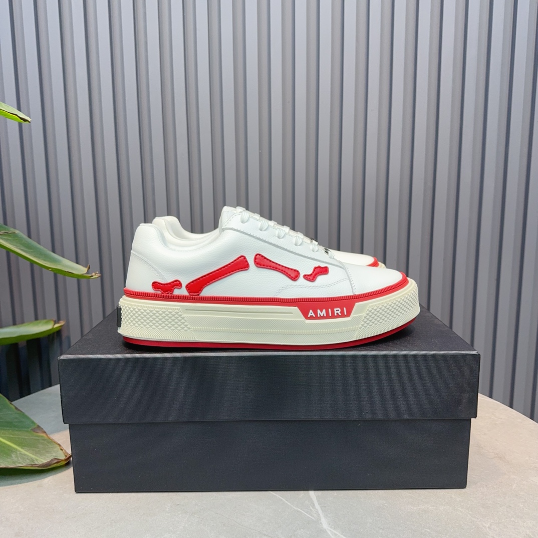 NO:283355,Real price. AMIRI Emil's popular couple's bone shoes. The leader in casual and fashion. Exclusive popular bone shoes from high street fashion brands from Los Angeles, the same style as many celebrity internet celebrities. Chinese new rappers Xiaobai Gali Wang Yibo Yang Mi and other internet celebrity bloggers compete for the foot. AJ1's shoe shape with three-dimensional skull splicing bone shape. Fabric: Original custom-made top layer cowhide double-layer bones are all pure handmade oil edge craftsmanship. The inner lining is the same as original: Exclusive custom Nike's same level inner lining (unsurpassed) Finger pad: Original open mold injection molding integrated insole comfortable and not tired. Outsole: Original factory 1:1 open mold three colors Original outsole Size: 38-46,,amiri,cowhide19860909实价 . AMIRI埃米尔爆款情侣骨头鞋.休闲时尚领头羊.来自洛杉矶的高街潮牌独家爆版骨头鞋,众多明星网红同款,中国新说唱歌手小白Gali 王一博 杨幂等网红博主争夺上脚,AJ1的鞋型侧面立体骷髅头拼接骨头状 面料:原版定做头层牛皮双层骨头全纯手工油边工艺 内里同原版:独家定制Nike同级内里 (无法超越) 垫脚:原版开模注塑成型一体鞋垫舒适不累脚 大底:原工厂1:1开模三色 原版大底 码数:38-46,,amiri,cowhide,Men's shoes