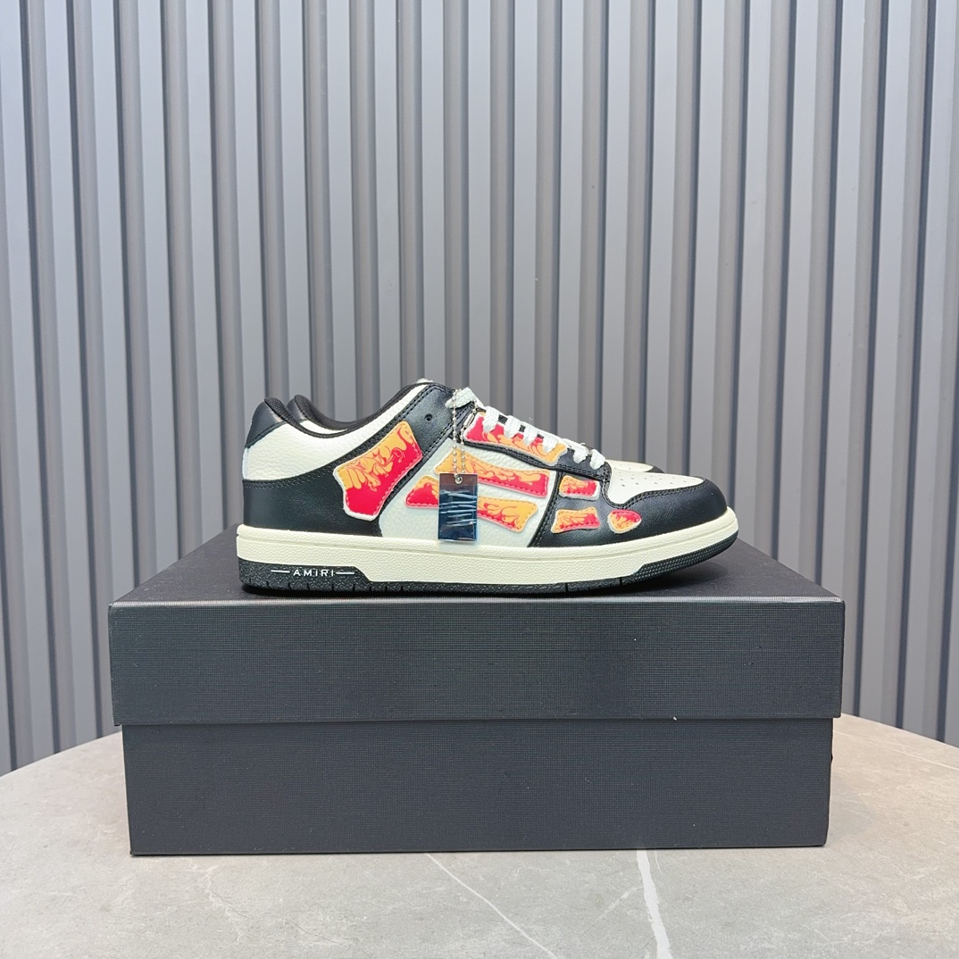 NO:345853,Real price. AMIRI Emil's popular couple's bone shoes. The leader in casual and fashion. Exclusive popular bone shoes from high street fashion brands from Los Angeles, the same style as many celebrity internet celebrities. Chinese new rappers Xiaobai Gali Wang Yibo Yang Mi and other internet celebrity bloggers compete for the foot. AJ1's shoe shape with three-dimensional skull splicing bone shape. Fabric: Original custom-made top layer cowhide double-layer bones are all pure handmade oil edge craftsmanship. The inner lining is the same as original: Exclusive custom Nike's same level inner lining (unsurpassed) Finger pad: Original open mold injection molding integrated insole comfortable and not tired. Outsole: Original factory 1:1 open mold three colors Original outsole Size: 35-46,,amiri,cowhide19860909实价 . AMIRI埃米尔爆款情侣骨头鞋.休闲时尚领头羊.来自洛杉矶的高街潮牌独家爆版骨头鞋,众多明星网红同款,中国新说唱歌手小白Gali 王一博 杨幂等网红博主争夺上脚,AJ1的鞋型侧面立体骷髅头拼接骨头状 面料:原版定做头层牛皮双层骨头全纯手工油边工艺 内里同原版:独家定制Nike同级内里 (无法超越) 垫脚:原版开模注塑成型一体鞋垫舒适不累脚 大底:原工厂1:1开模三色 原版大底 码数:35-46,,amiri,cowhide,Men's shoes