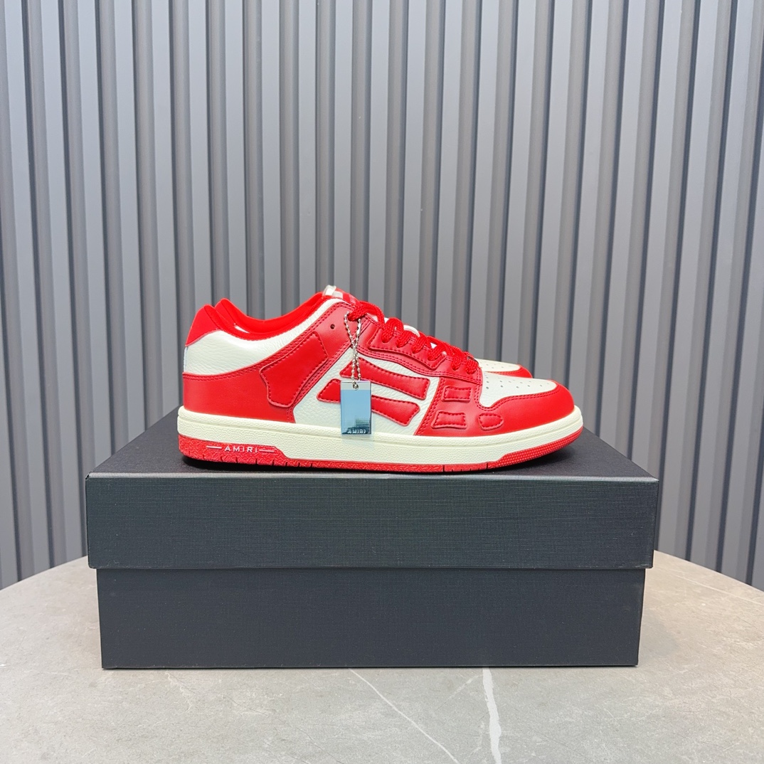 NO:345864,Real price AMIRI Emil's popular couple's bone shoes. The leader in casual and fashion. Exclusive popular bone shoes from high street fashion brands from Los Angeles, the same style as many celebrity internet celebrities. Chinese new rapper Xiaobai Gali Wang Yibo Yang Mi and other internet celebrity bloggers compete for the foot. AJ1's shoe shape with three-dimensional skull splicing bone shape. Fabric: original custom-made top layer cowhide double-layer bones are all pure handmade oil edge craftsmanship. The inner lining is the same as original: exclusive custom Nike's same level inner lining (unsurpassed) foot pad: original mold injection molding integrated insole comfortable and not tired. Outsole: original factory 1:1 mold opening three colors Original outsole Size: 35-46,,amiri,cowhide19860909实价 AMIRI埃米尔爆款情侣骨头鞋.休闲时尚领头羊.来自洛杉矶的高街潮牌独家爆版骨头鞋,众多明星网红同款,中国新说唱歌手小白Gali 王一博 杨幂等网红博主争夺上脚,AJ1的鞋型侧面立体骷髅头拼接骨头状 面料:原版定做头层牛皮双层骨头全纯手工油边工艺 内里同原版:独家定制Nike同级内里 (无法超越) 垫脚:原版开模注塑成型一体鞋垫舒适不累脚 大底:原工厂1:1开模三色 原版大底 码数:35-46,,amiri,cowhide,Men's shoes