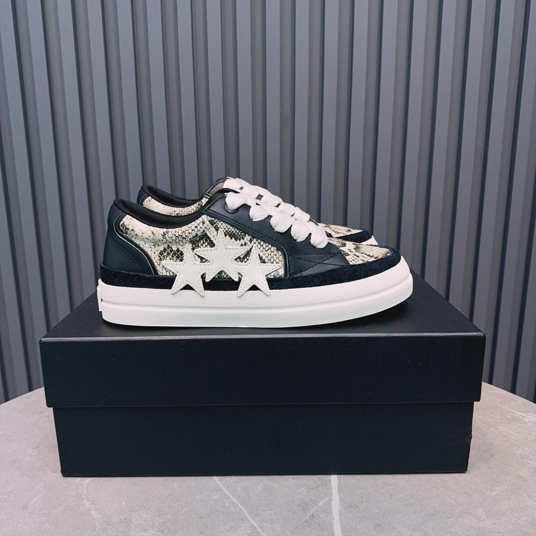 NO:605146,Actual price. AMIRI's hot-selling couple's bone shoes. The leader in casual fashion. An exclusive hot-selling bone shoe from a high street brand in Los Angeles. Many celebrities and Internet celebrities have the same style. Chinese new rapper Xiaobai Gali, Wang Yibo, Yang Mi and other Internet celebrity bloggers compete for their feet. AJ1's shoe shape has three-dimensional skull splicing on the side and bone shape. Fabric: Original custom-made first-layer cowhide double-layer bones, all pure hand-made oil edge craftsmanship. The lining is the same as the original version: exclusive custom-made Nike same-level lining.  (Cannot be surpassed) Foot pads: original molded injection molded one-piece insole, comfortable and not tiring for feet. Outsole: original factory 1:1 molded three-color original outsole. Size: 35-46, amiri, cowhide19860909实价 . AMIRI埃米尔爆款情侣骨头鞋.休闲时尚领头羊.来自洛杉矶的高街潮牌独家爆版骨头鞋,众多明星网红同款,中国新说唱歌手小白Gali 王一博 杨幂等网红博主争夺上脚,AJ1的鞋型侧面立体骷髅头拼接骨头状 面料:原版定做头层牛皮双层骨头全纯手工油边工艺 内里同原版:独家定制Nike同级内里 (无法超越) 垫脚:原版开模注塑成型一体鞋垫舒适不累脚 大底:原工厂1:1开模三色 原版大底 码数:35-46,,amiri,cowhide,Men's shoes