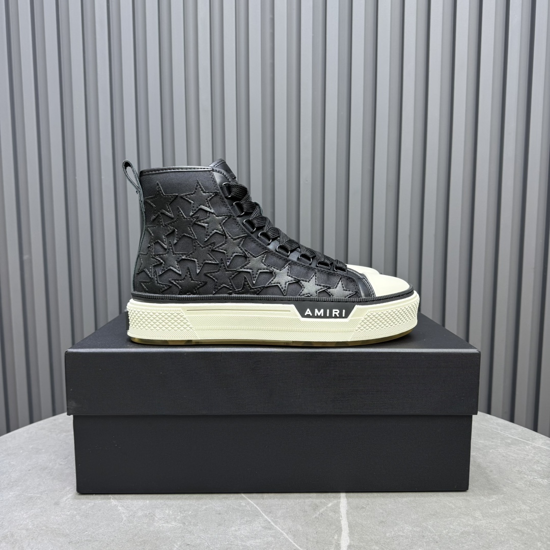 NO:665129,Actual price AMIRI's hot-selling couple's bone shoes. The leader in casual fashion. An exclusive hot-selling bone shoe from a high street brand in Los Angeles. Many celebrities and Internet celebrities have the same style. Chinese new rapper Xiaobai Gali, Wang Yibo, Yang Mi and other Internet celebrity bloggers compete for their feet. AJ1's shoe shape has three-dimensional skull splicing on the side and bone shape. Fabric: Original custom-made first-layer cowhide double-layer bones, all pure hand-made oil edge craftsmanship. The lining is the same as the original version: exclusive custom-made Nike same-level lining (cannot be surpassed)  Foot pads: Original molded injection-molded one-piece insole, comfortable and not tiring. Outsole: Original factory 1:1 molded three-color original outsole. Size: 35-46, amiri, cowhide19860909实价 AMIRI埃米尔爆款情侣骨头鞋.休闲时尚领头羊.来自洛杉矶的高街潮牌独家爆版骨头鞋,众多明星网红同款,中国新说唱歌手小白Gali 王一博 杨幂等网红博主争夺上脚,AJ1的鞋型侧面立体骷髅头拼接骨头状 面料:原版定做头层牛皮双层骨头全纯手工油边工艺 内里同原版:独家定制Nike同级内里 (无法超越) 垫脚:原版开模注塑成型一体鞋垫舒适不累脚 大底:原工厂1:1开模三色 原版大底 码数:35-46,,amiri,cowhide,Men's shoes